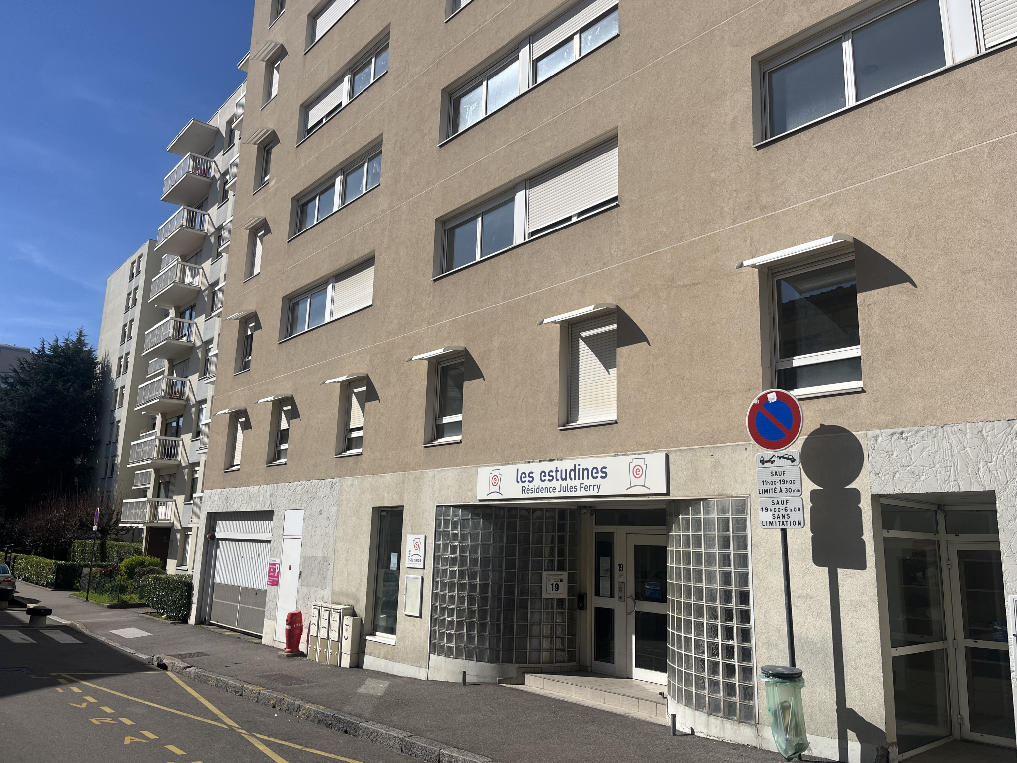 SAINT ETIENNE FACULTE TREFILERIE / F1 MEUBLE DISPONIBLE DE SUITE.
