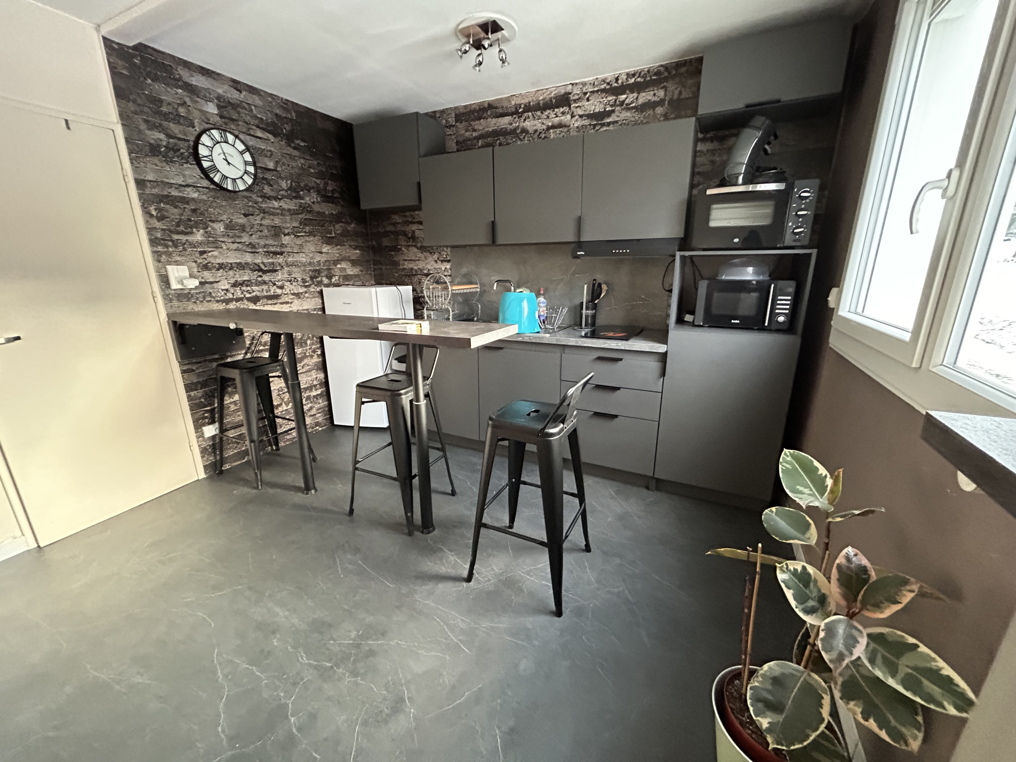 EXCLUSIVITE ROND POINT / PARC DE L'EUROPE  F2 MEUBLE  DISPONIBLE DE SUITE.