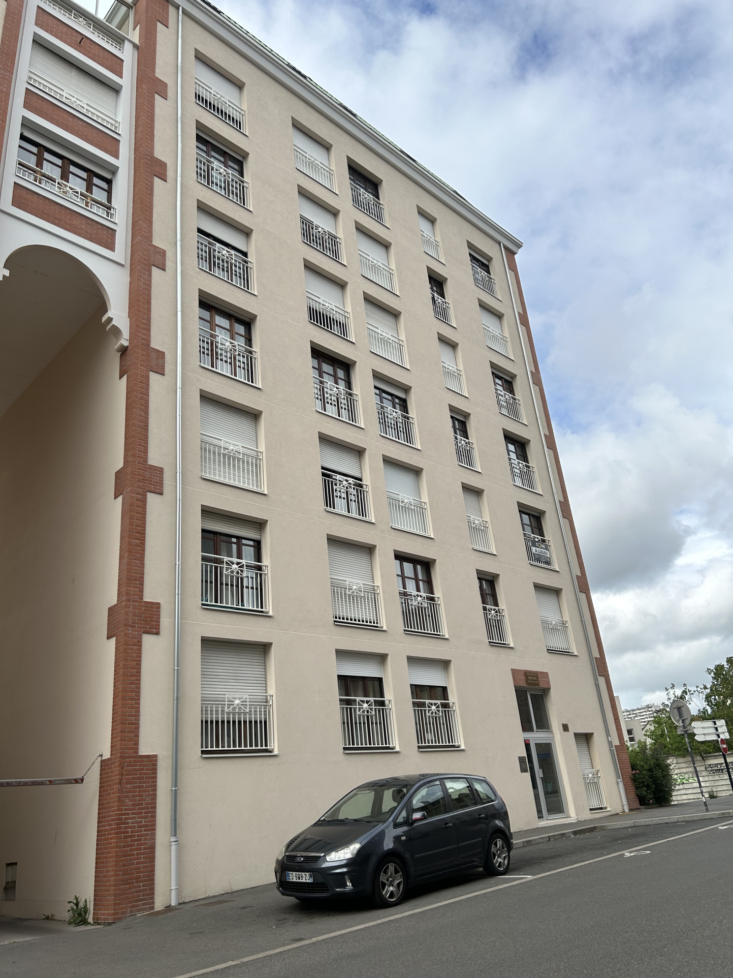 Secteur Bellevue F1 Cuisine Equipée  Disponible de suite.