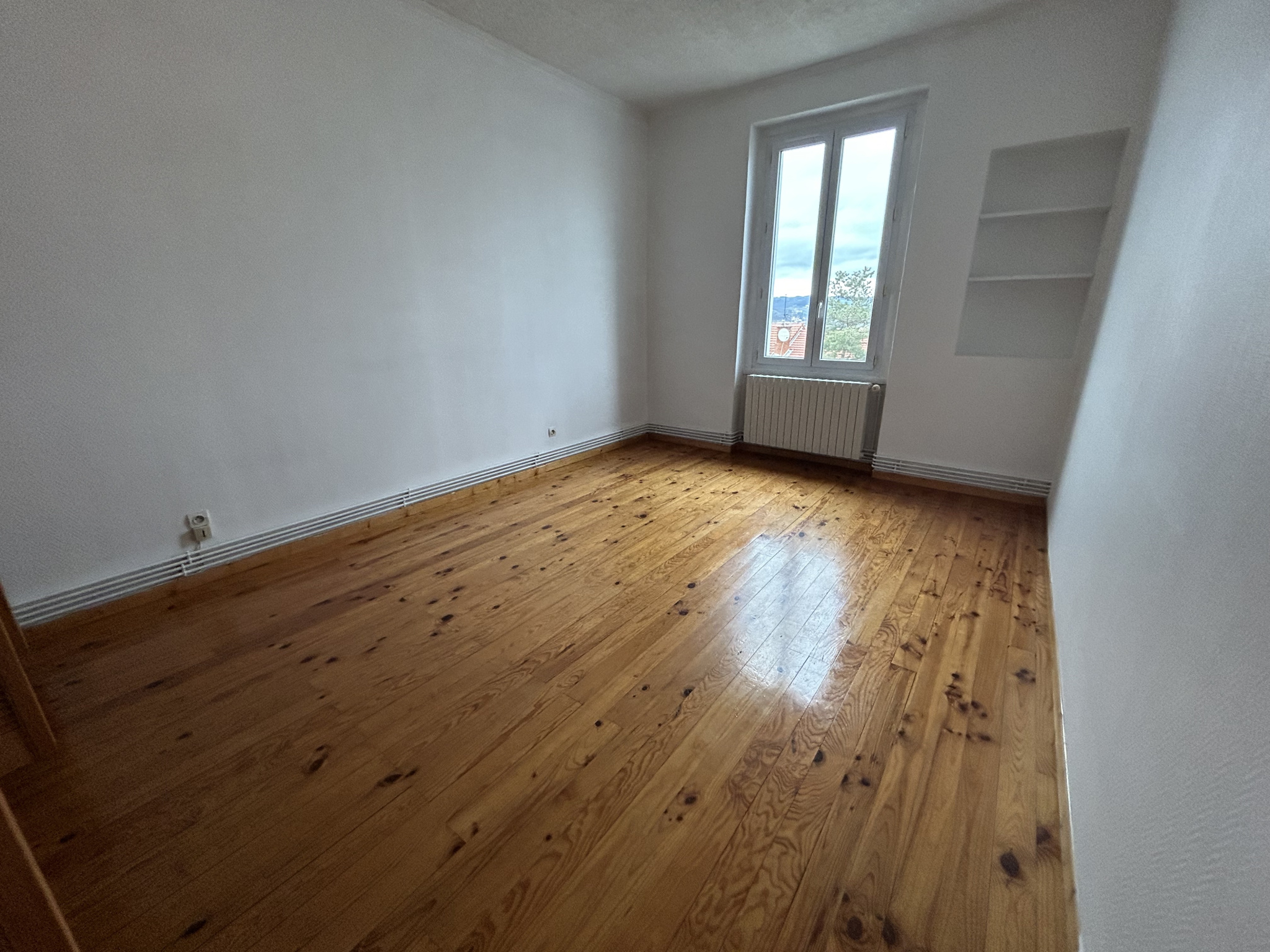 EXCLUSIVITE SAINT ETIENNE SAINT FRANCOIS /  CHATEAUCREUX F3 90M2 DISPONIBLE LE 30/07/2026
