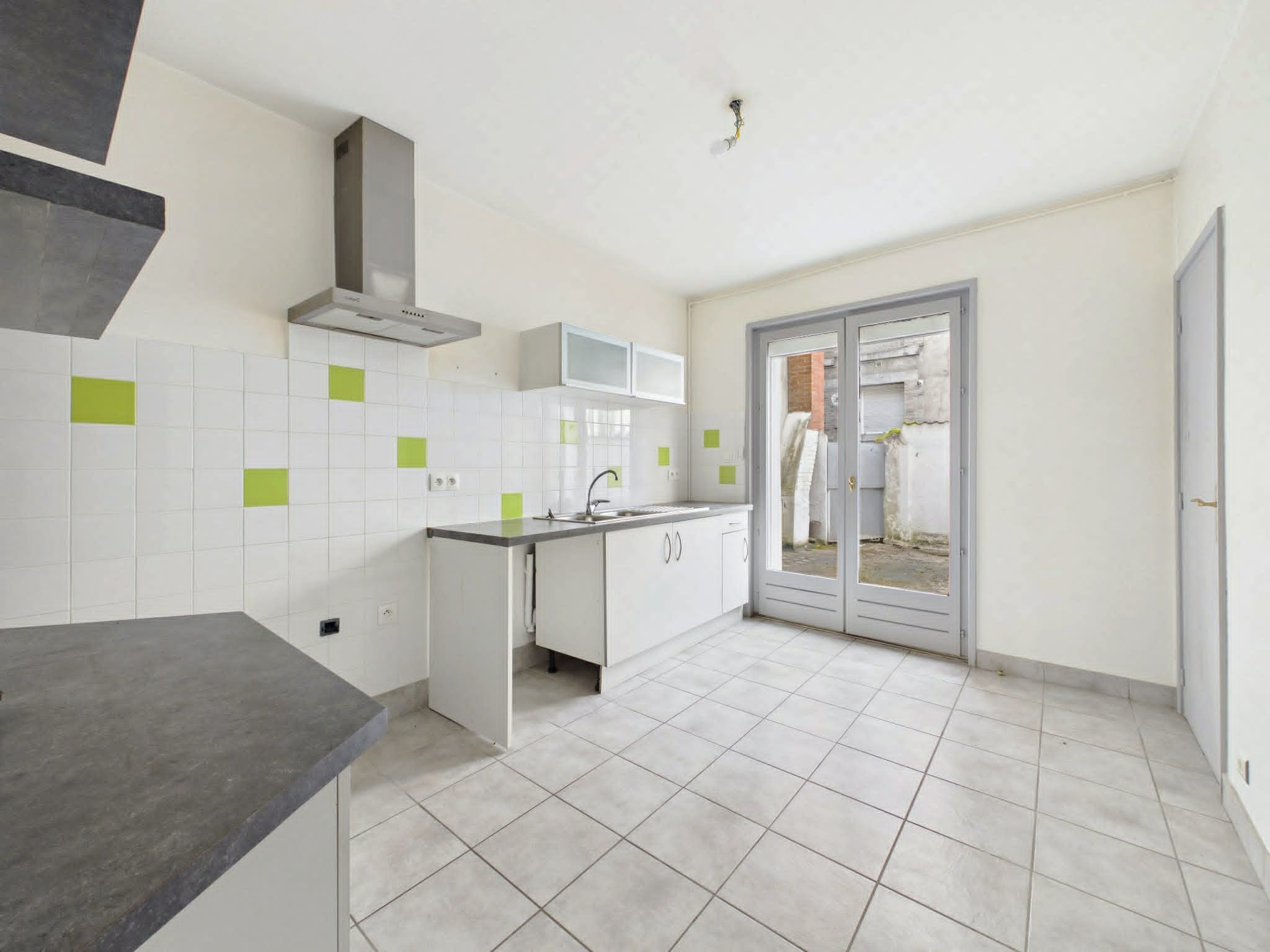 APPARTEMENT TRAVERSANT 110M2,TERRASSE 40M2