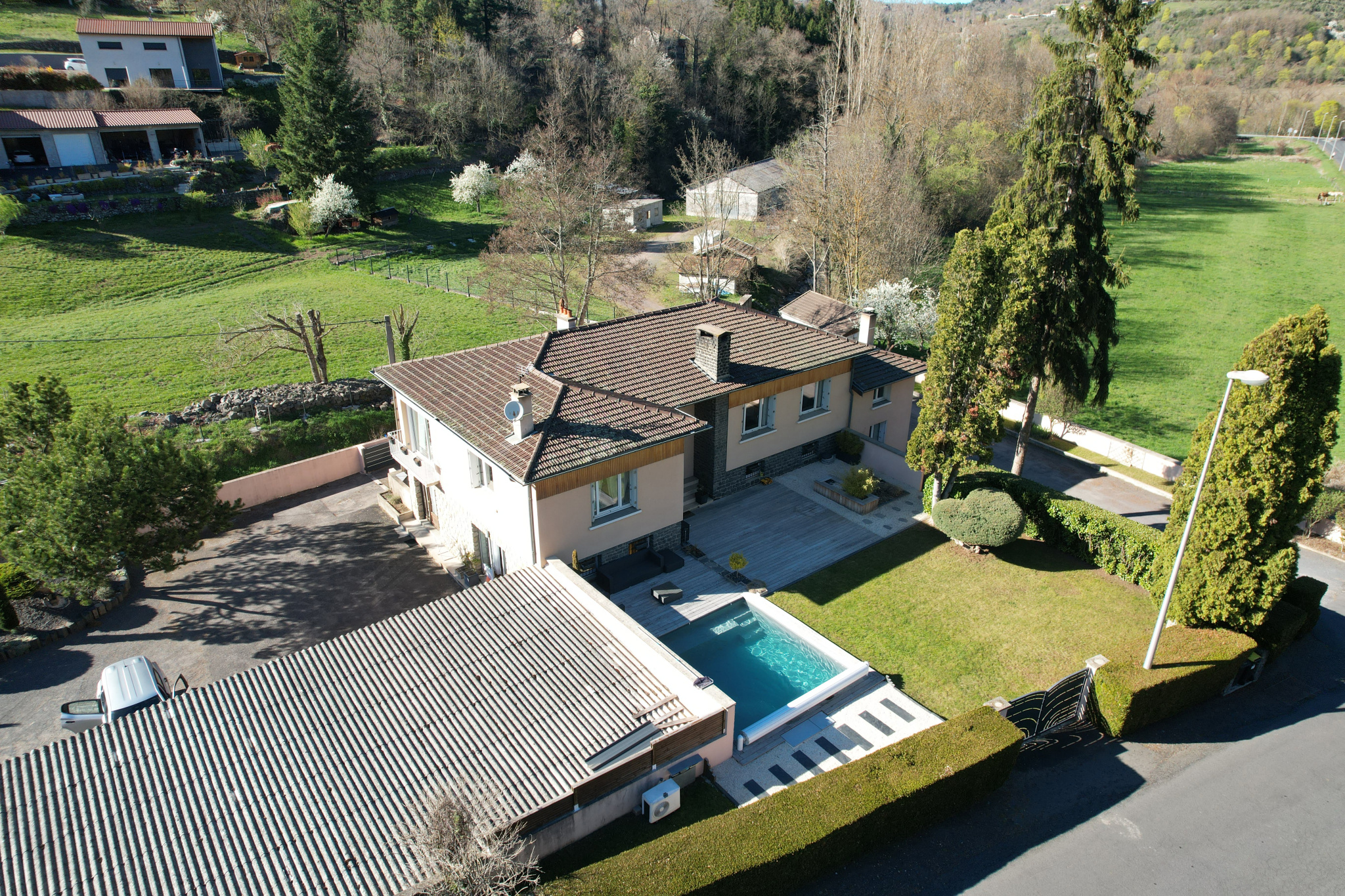 Espaly Saint Marcel ! Maison traditionnelle 295 m2 avec piscine sur 1534 m2 de terrain