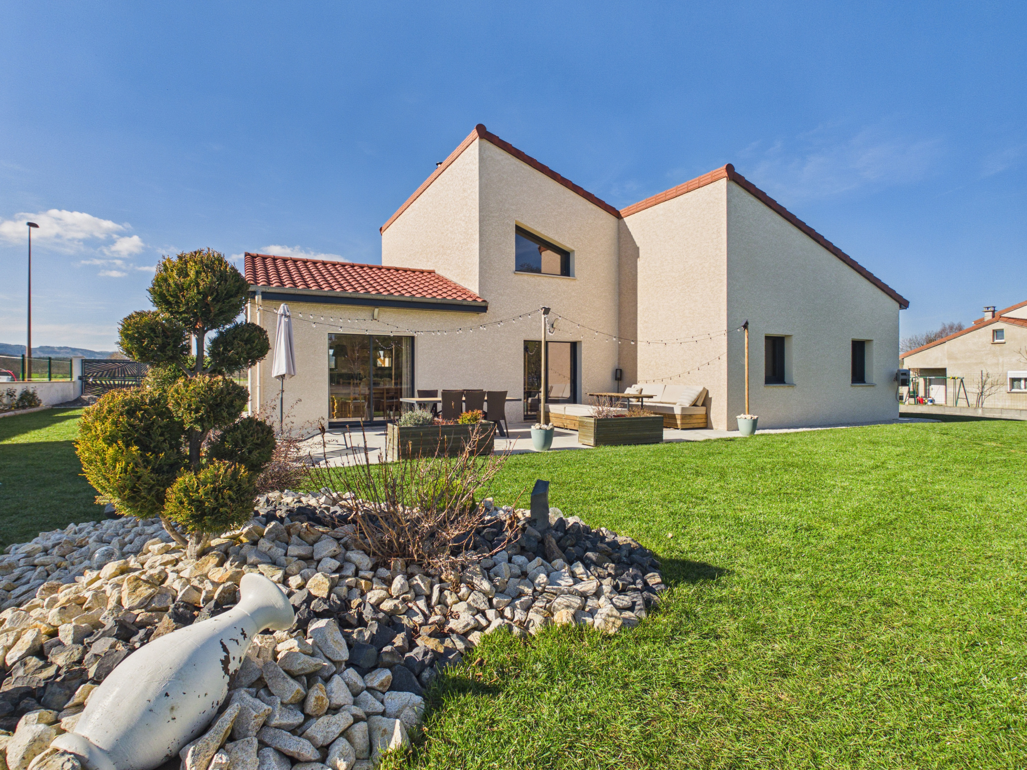 MAISON 182M2, 4 CHAMBRES VOIRE 5, SUR TERRAIN CLOS ET ARBORE DE 900M2