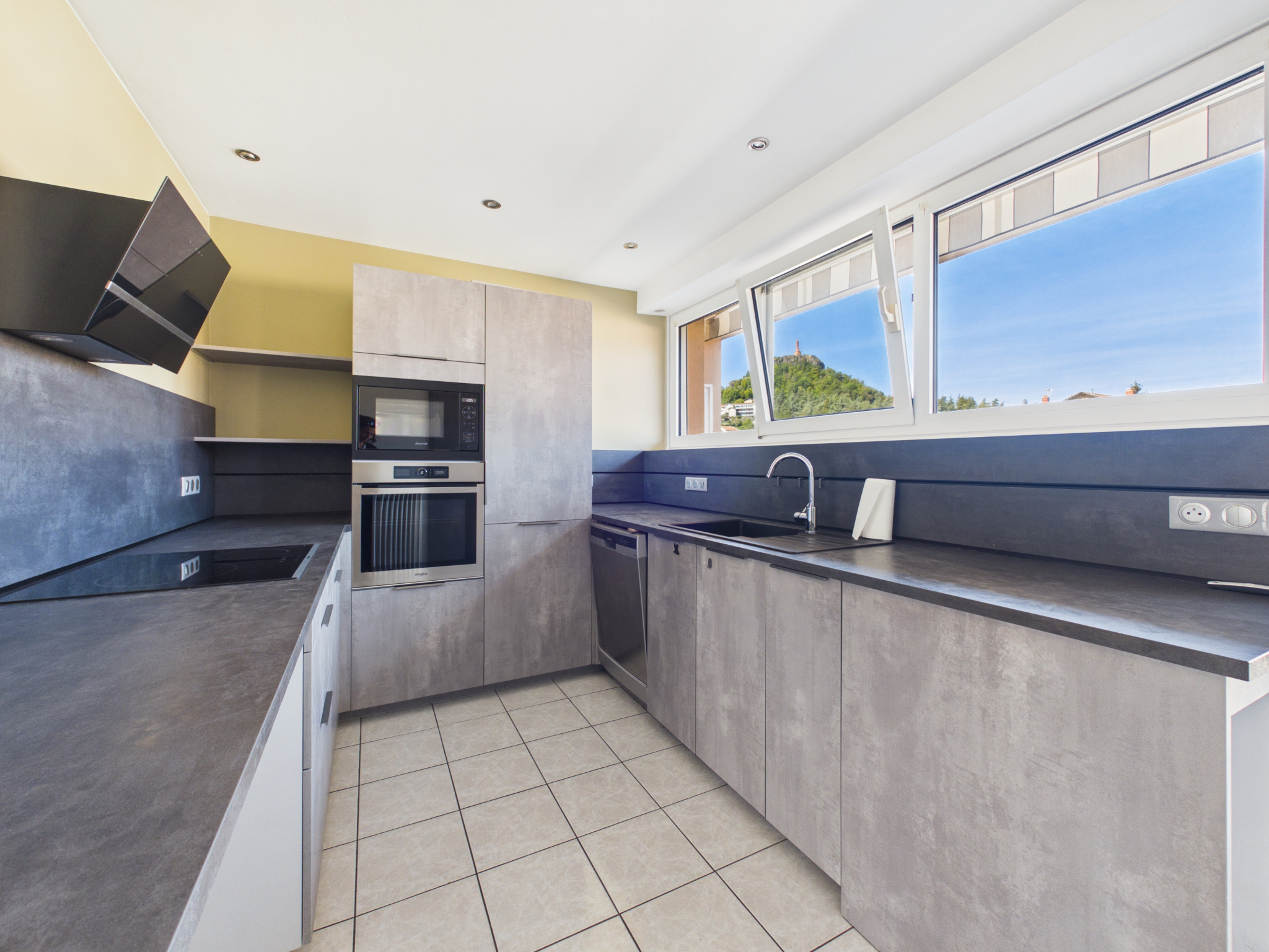 Appartement T4 de 109 m2 rénové avec goût au 1er étage avec ascenseur