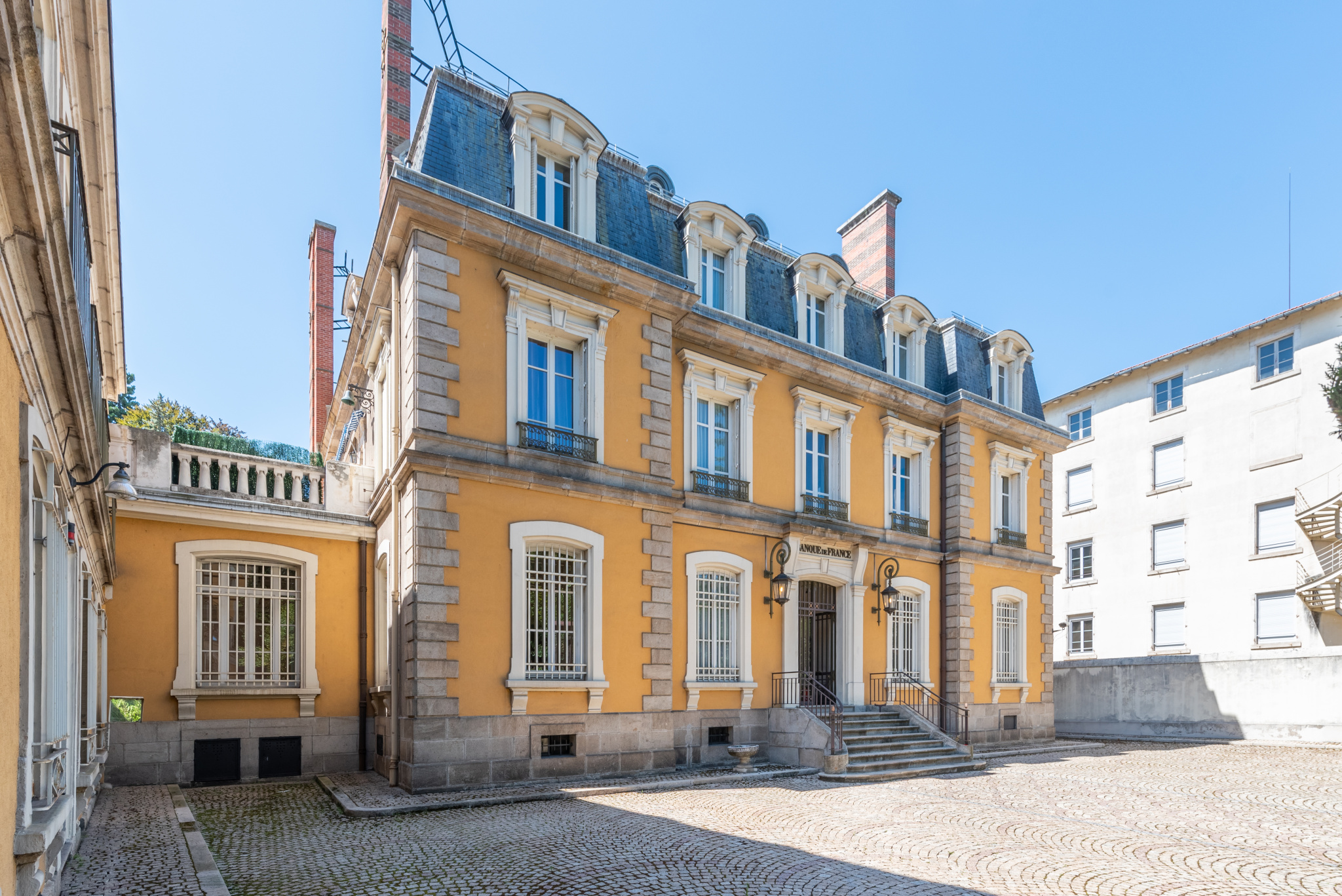 F2 neuf au 3 iem étage ancienne banque de france