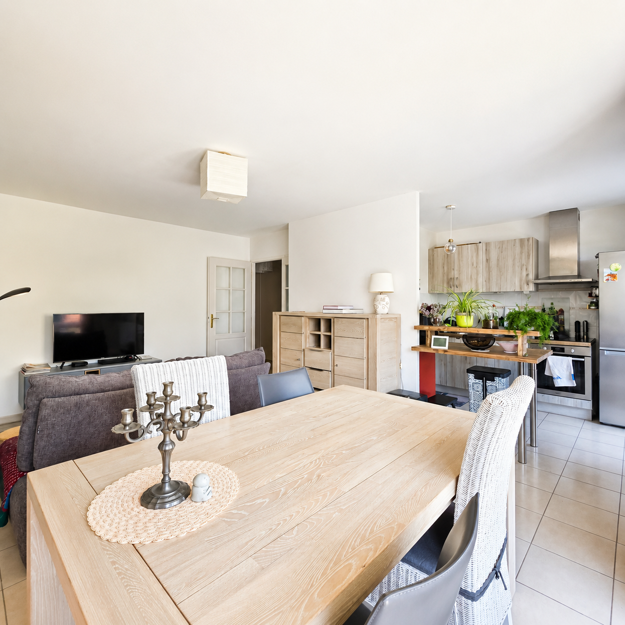 Appartement T3  lumineux avec grand balcon, garage et parking.