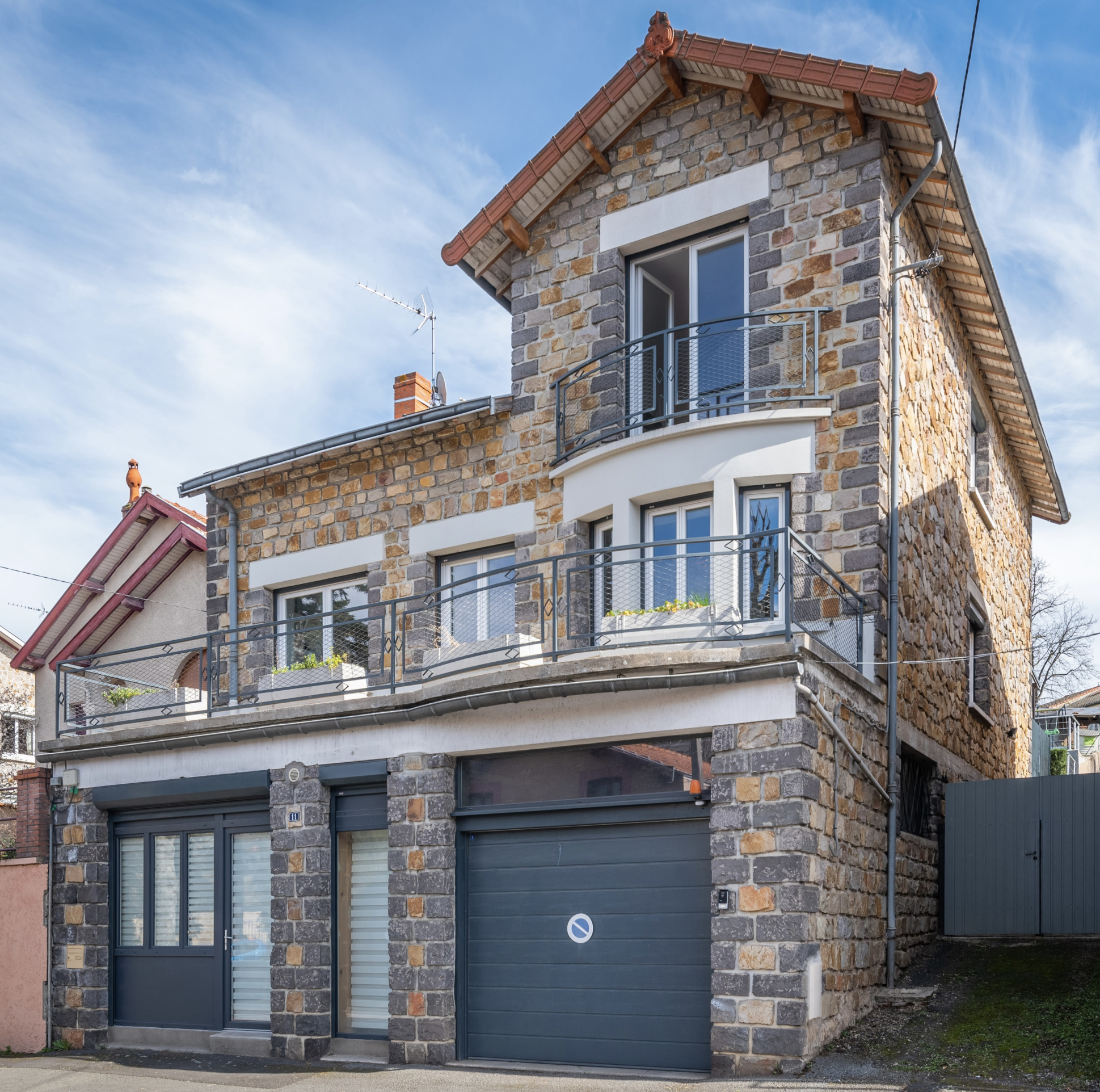 Nouveauté à Brioude ! Magnifique maison en pierre de 200 m2 entièrement rénovée, offrant un cadre de vie privi