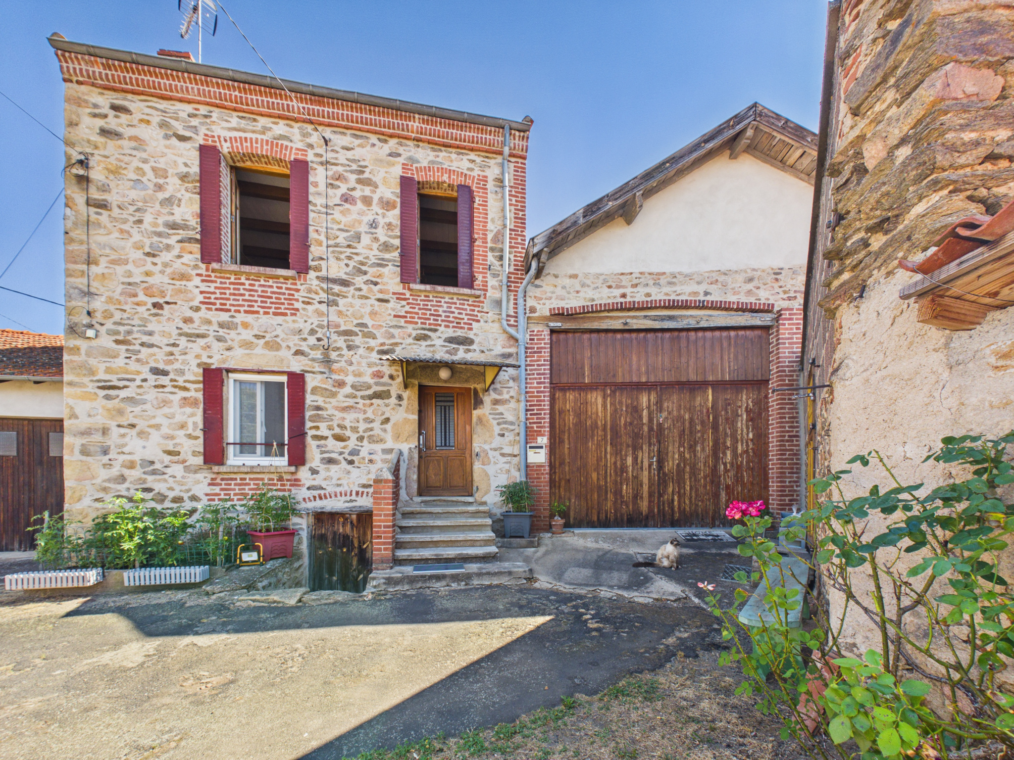 Ensemble immobilier avec fort potentiel   Commune d'Auzon