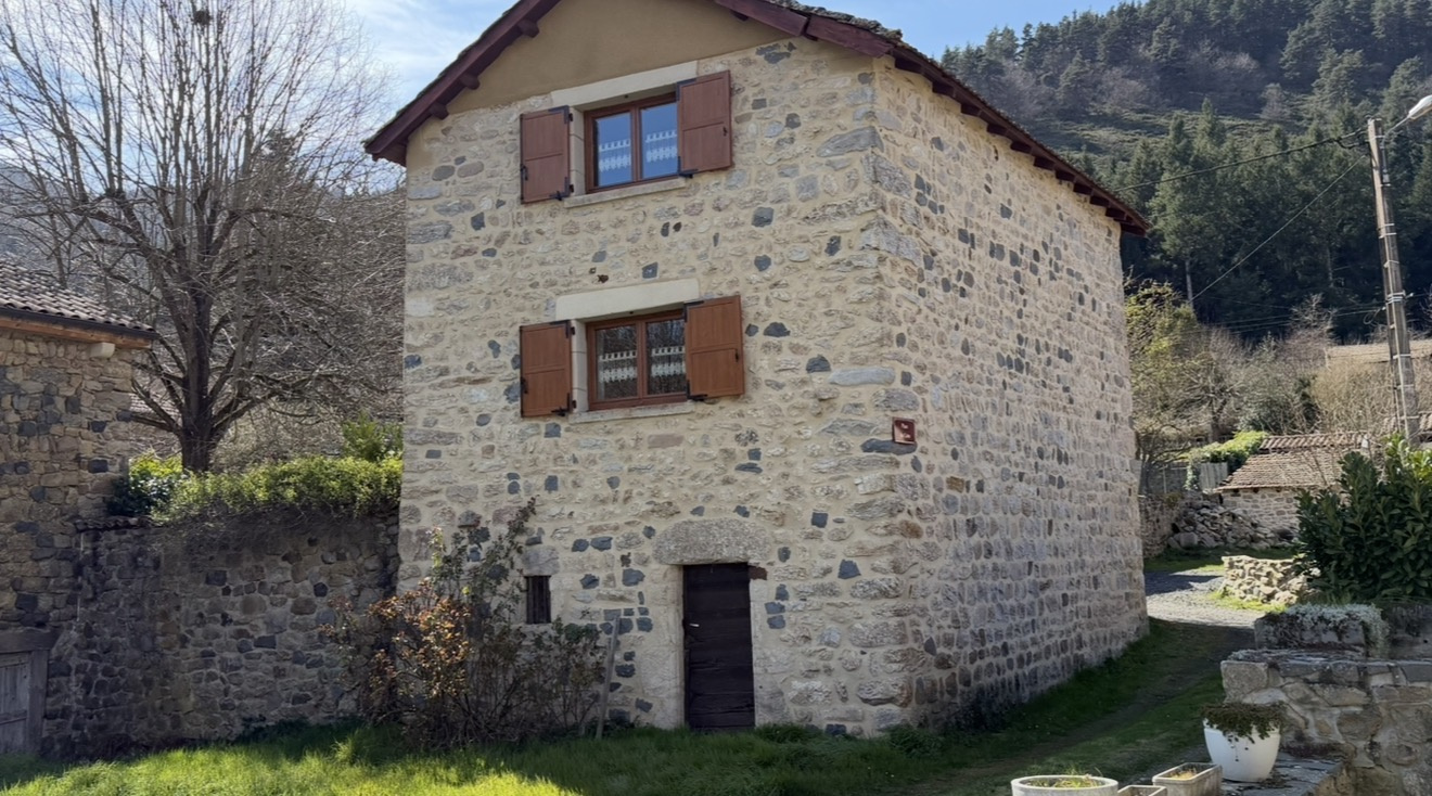 Maison en pierre à Alleyras sur terrain clos.