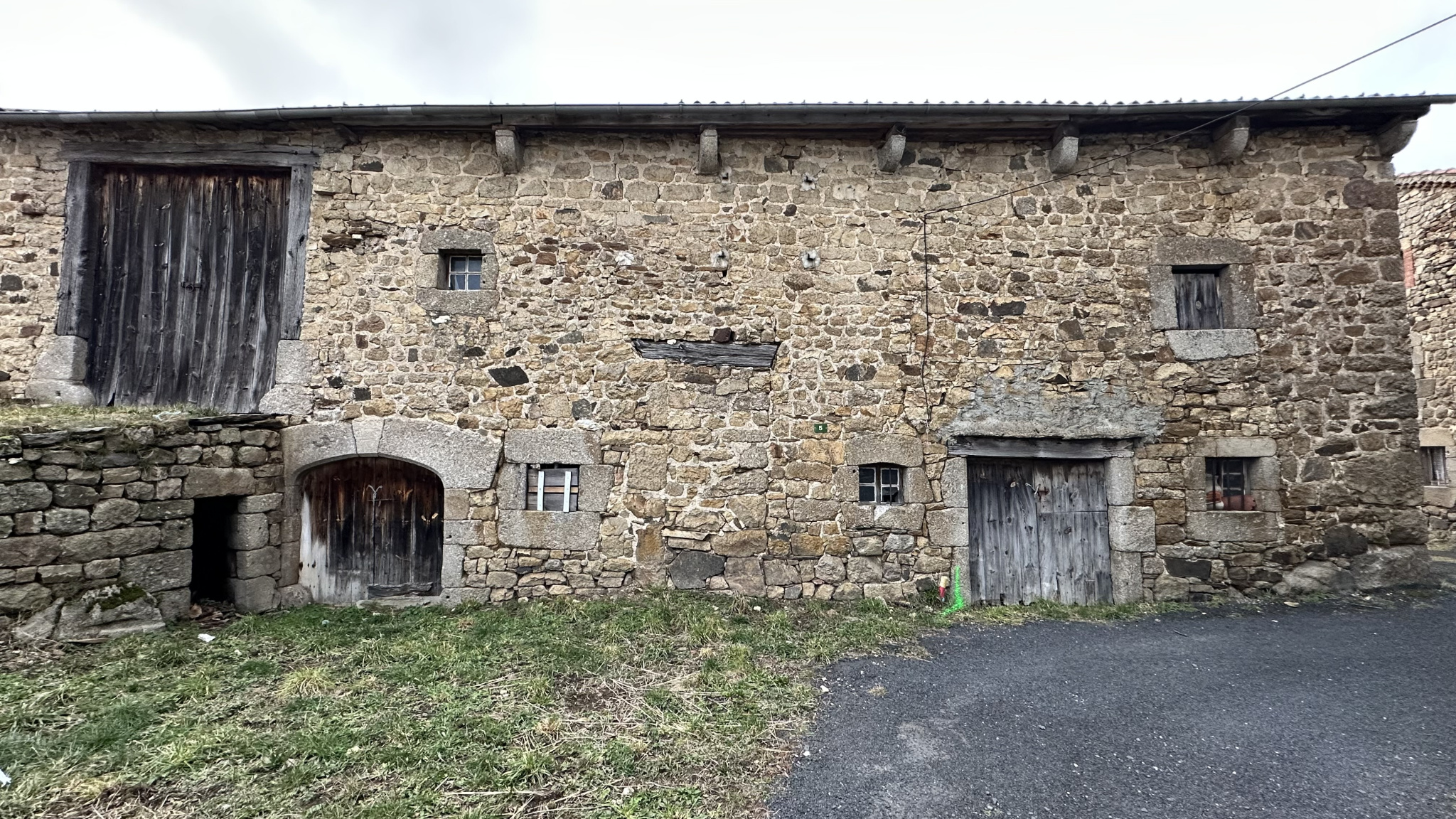 Bâtiment en pierre  200m2