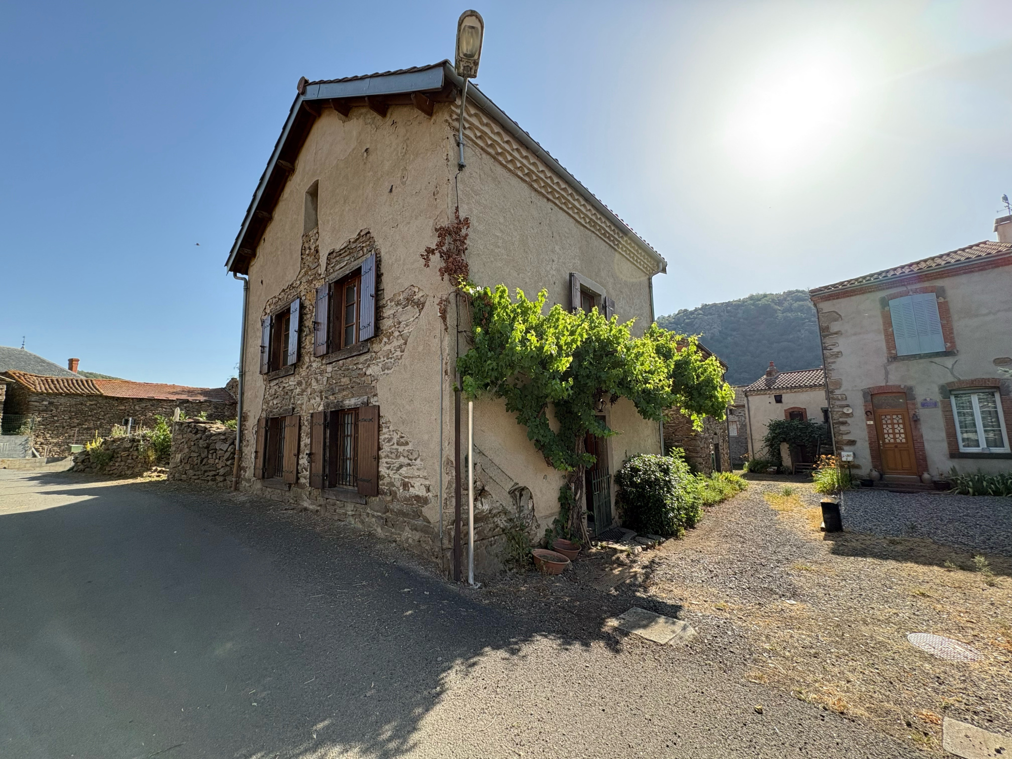 Ensemble immobilier à rénover avec partie habitable et terrain non attenant
