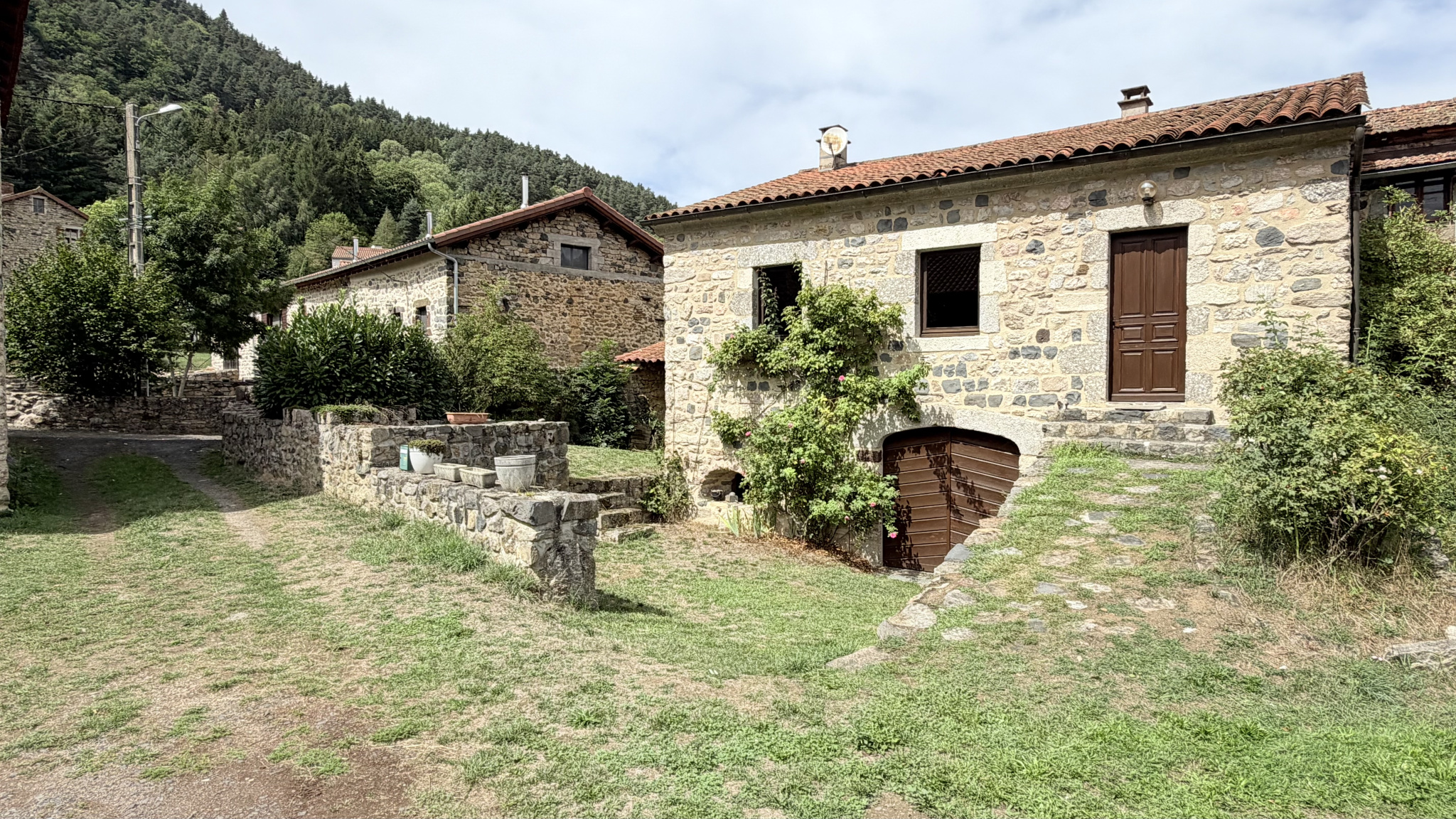 Maison en pierre de caractère avec terrain au cœur de la nature