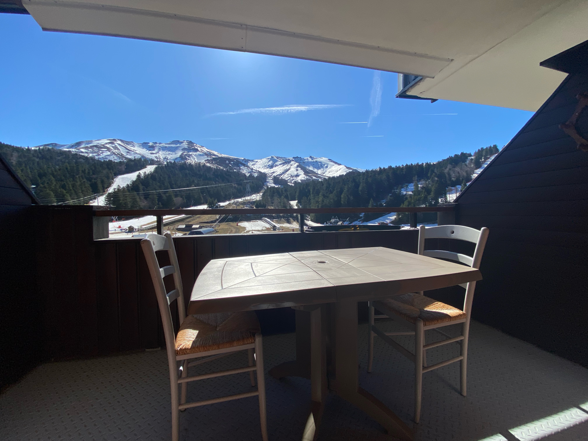 Aux pieds des pistes de ski dans station familiale ....Appartement T1 avec balcon dans résidence