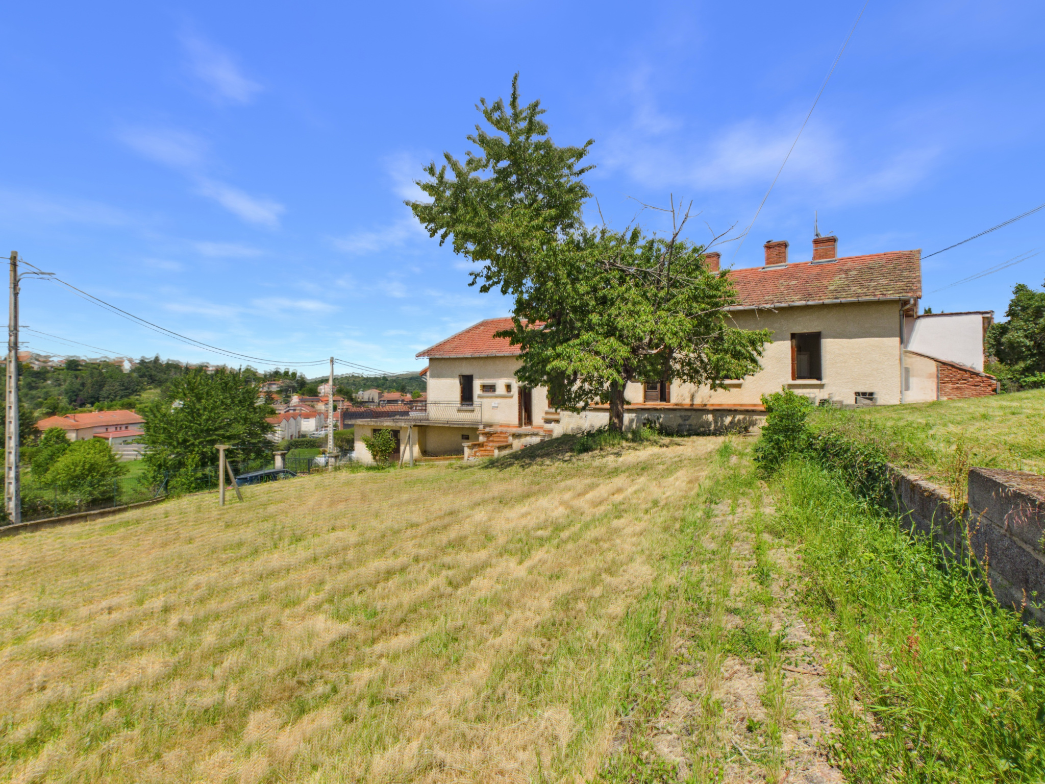 Maison mitoyenne à Auzat-la-Combelle   100 m2 habitables