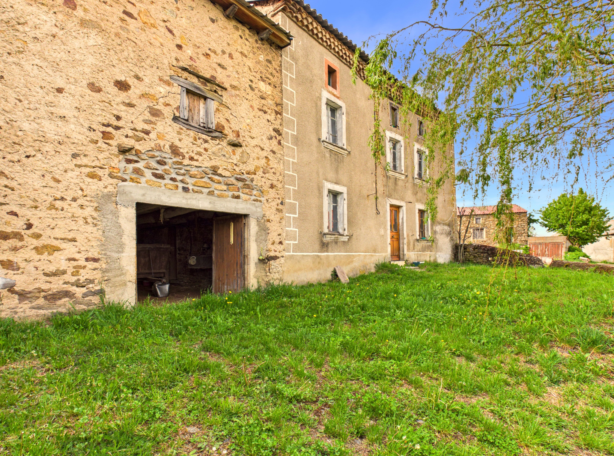 Maison en pierre à rénover avec grange et terrains   Ally (43380)   Haute-Loire