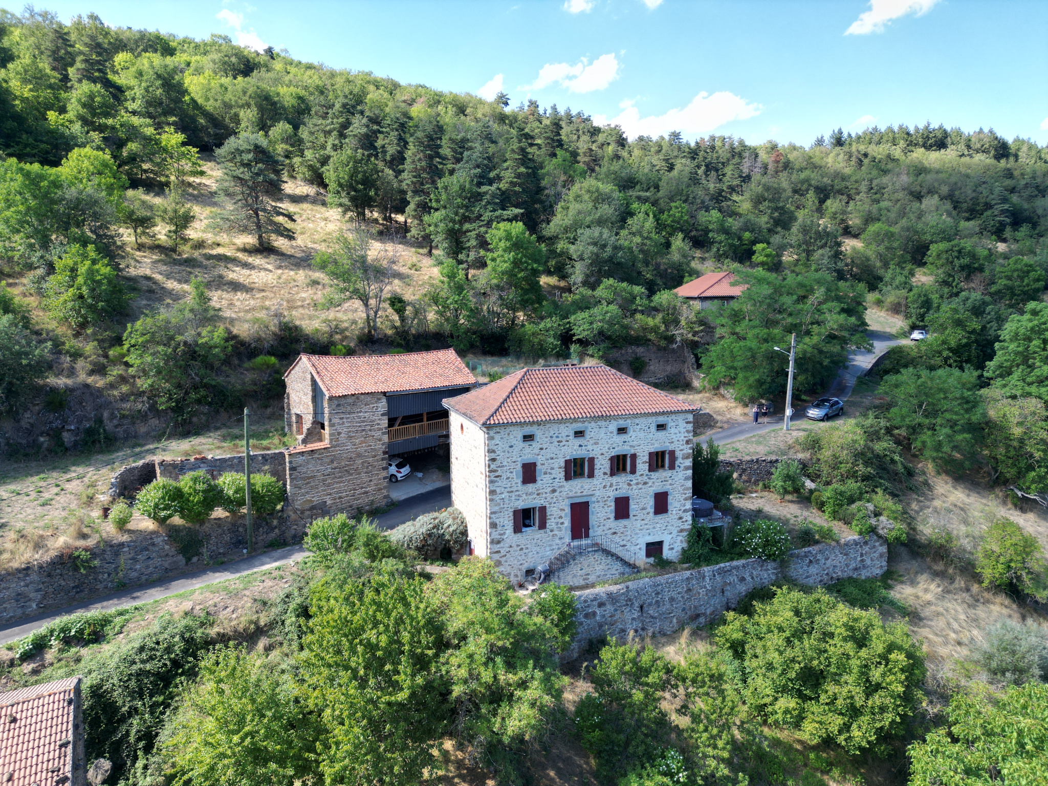Proche de Lavoûte-Chilhac   Maison en pierre rénovée avec grange et terrain de plus de 9 000 m2