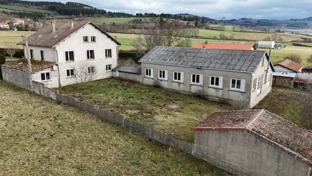 Maison avec dépendances et pré attenant