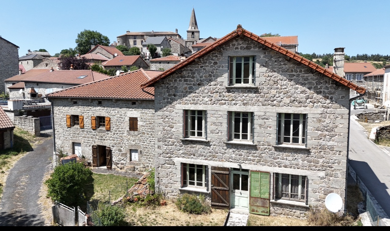 Maison en pierre avec grange et étable   111 m2 habitables   Dépendances de 260 m2