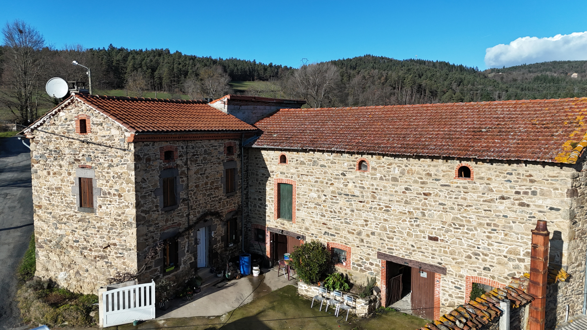 maison en pierre avec dépendances