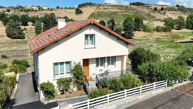 Maison rénovée de 180 m2 à vendre à Saugues avec terrain clos de 600 m2