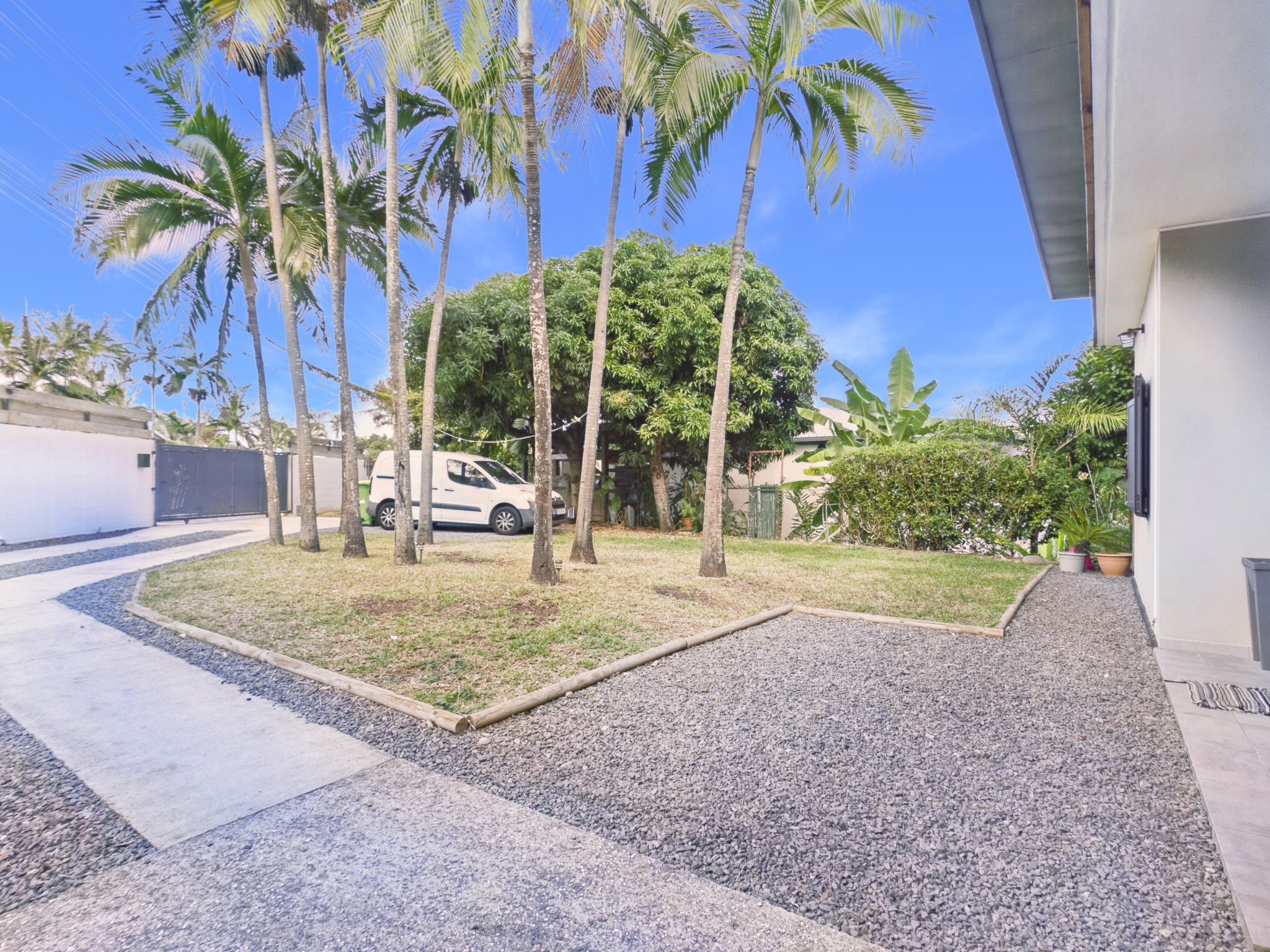 Villa entièrement rénovée T5 sur plus 1000m2 de terrain à Etang Salé