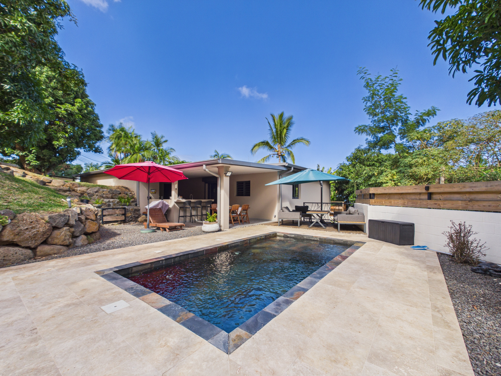 Villa entièrement rénovée T5 sur plus 1000m2 de terrain à Etang Salé