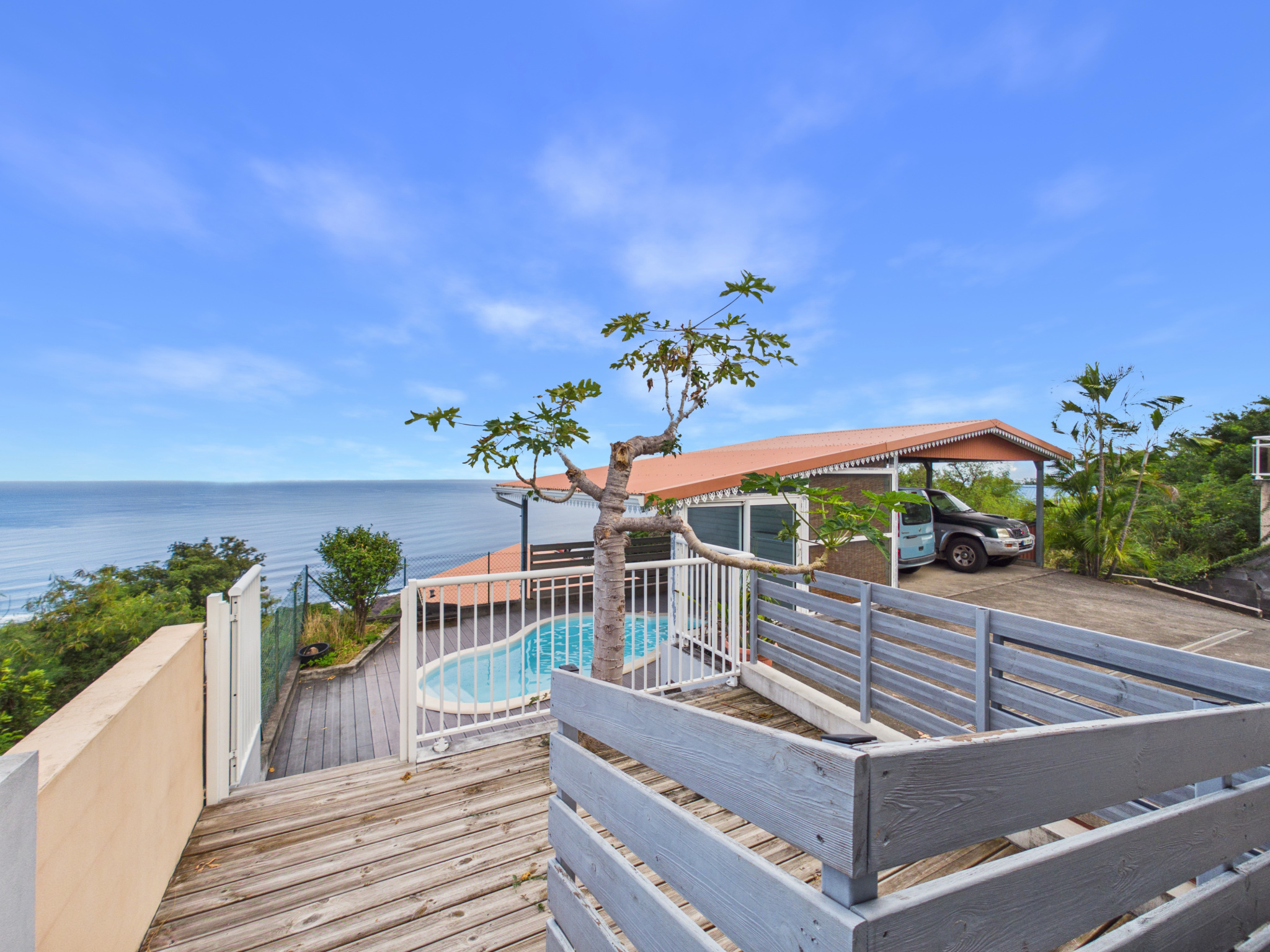 Fontaine Saint-Leu   Rez-de-villa 154 m2 avec piscine et vue mer