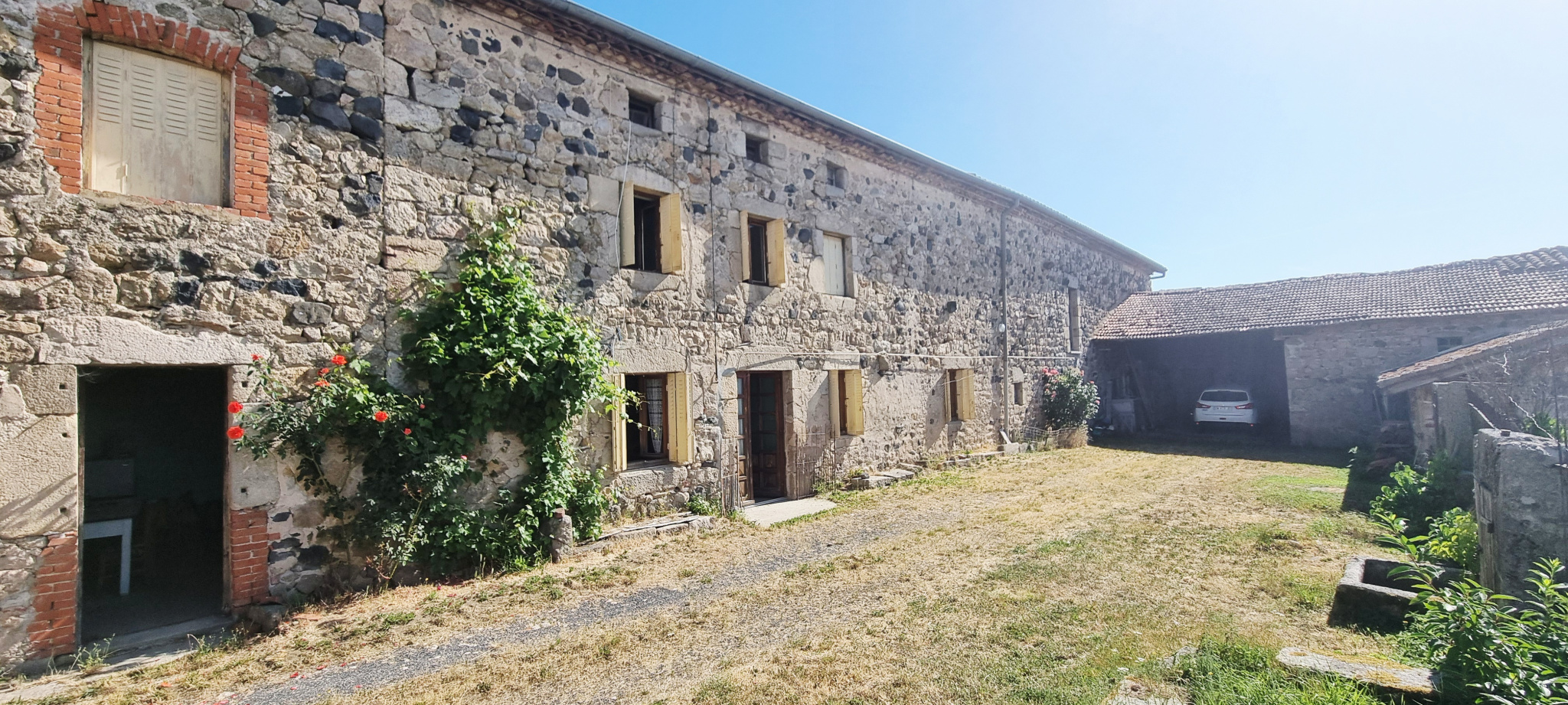 Corps de ferme avec 4 715 m2 de terrain clos, vue panoramique et plus de 480 m2 de dépendances