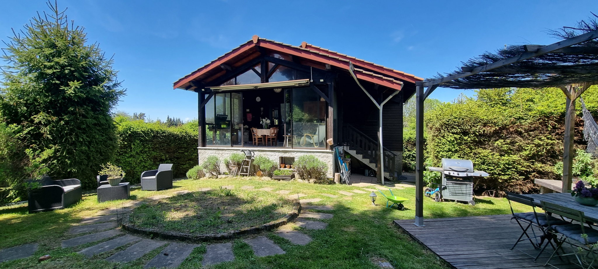 Chalet 4 pièces sur 1 678 m2 de terrain clos et arboré   Cadre privilégié à Merle-Leignec