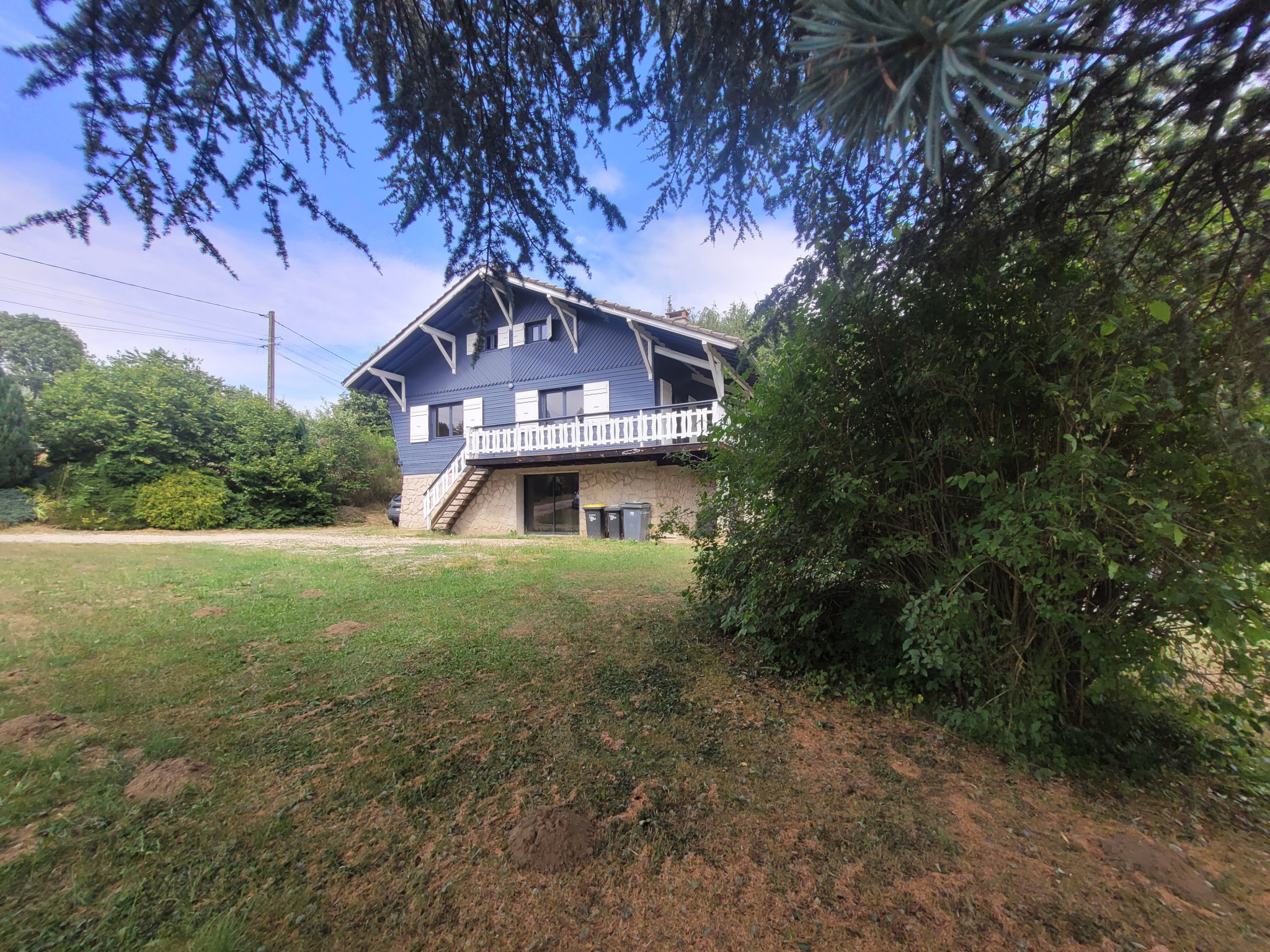 Apinac, Chalet 86m2 habitables avec dépendances et grand jardin