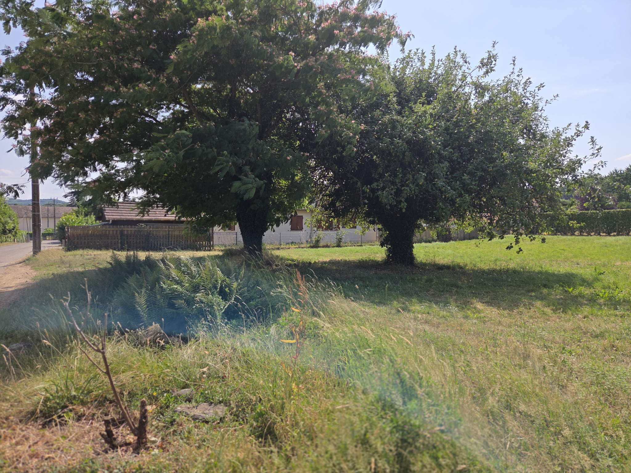 Terrain constructible de 600 m2 sur la commune de Châbons, proche A43 et A48