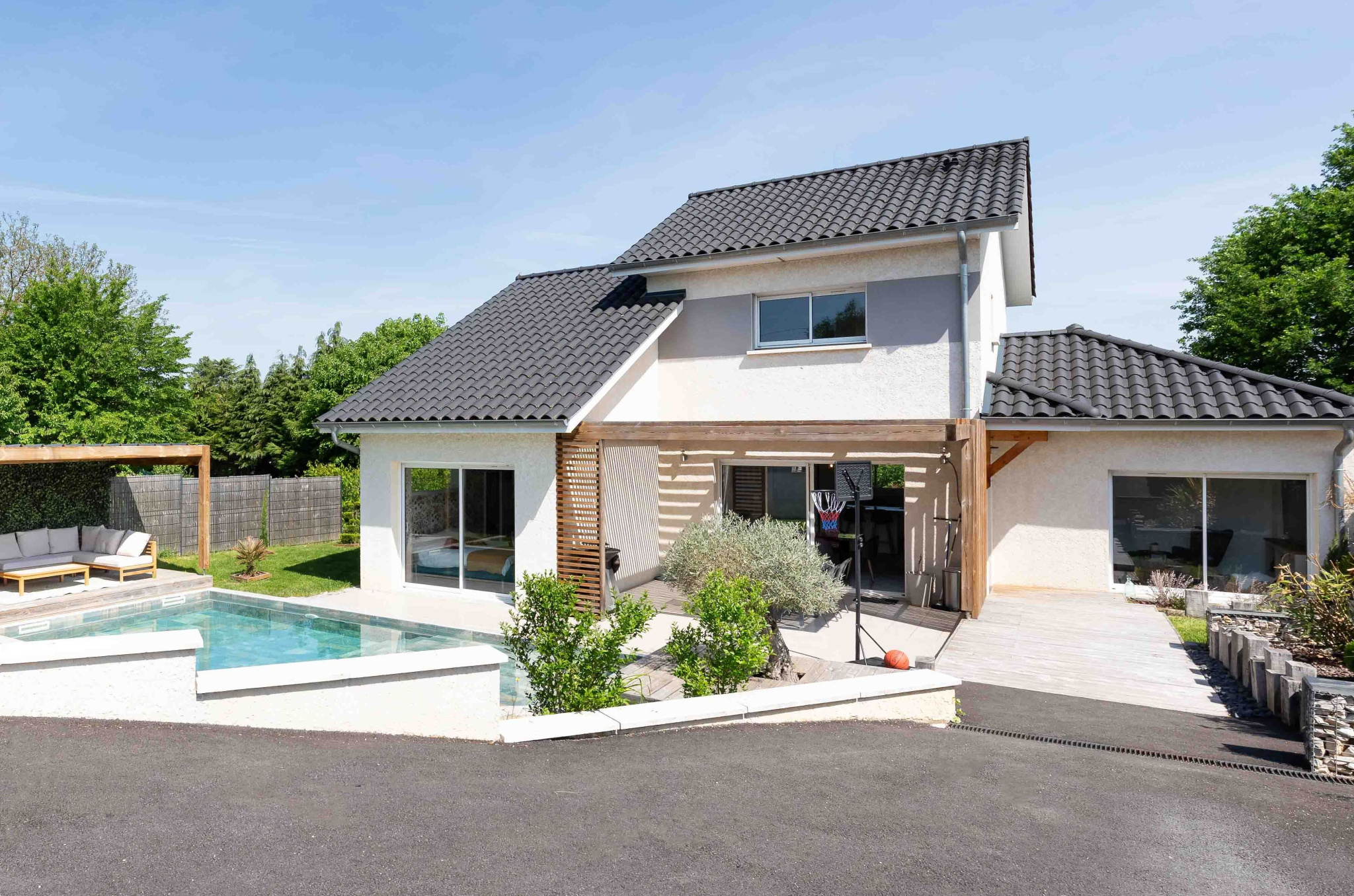 Villa contemporaine de 2021 avec piscine chauffée   123 m2   DPE A   Proche A43 La Tour-du-Pin & Chimilin