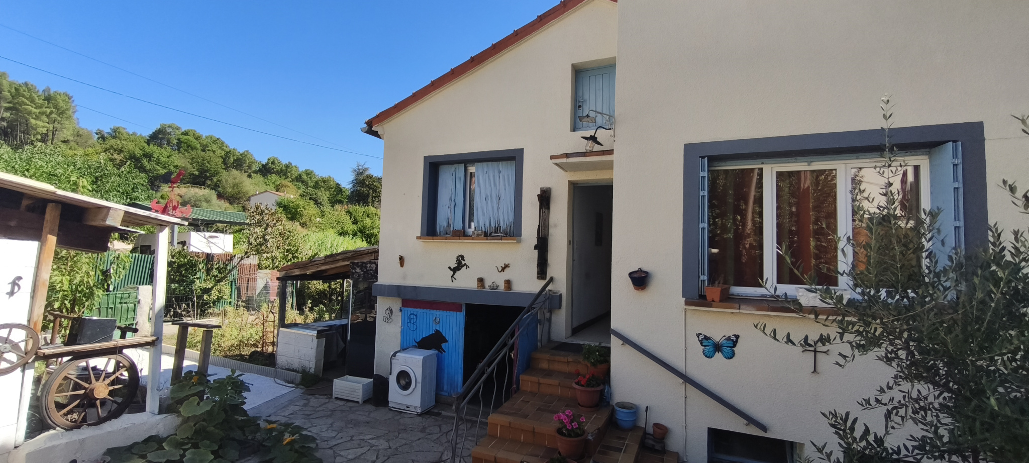 Maison avec terrain, garage et fort potentiel   Proche Laval-Pradel
