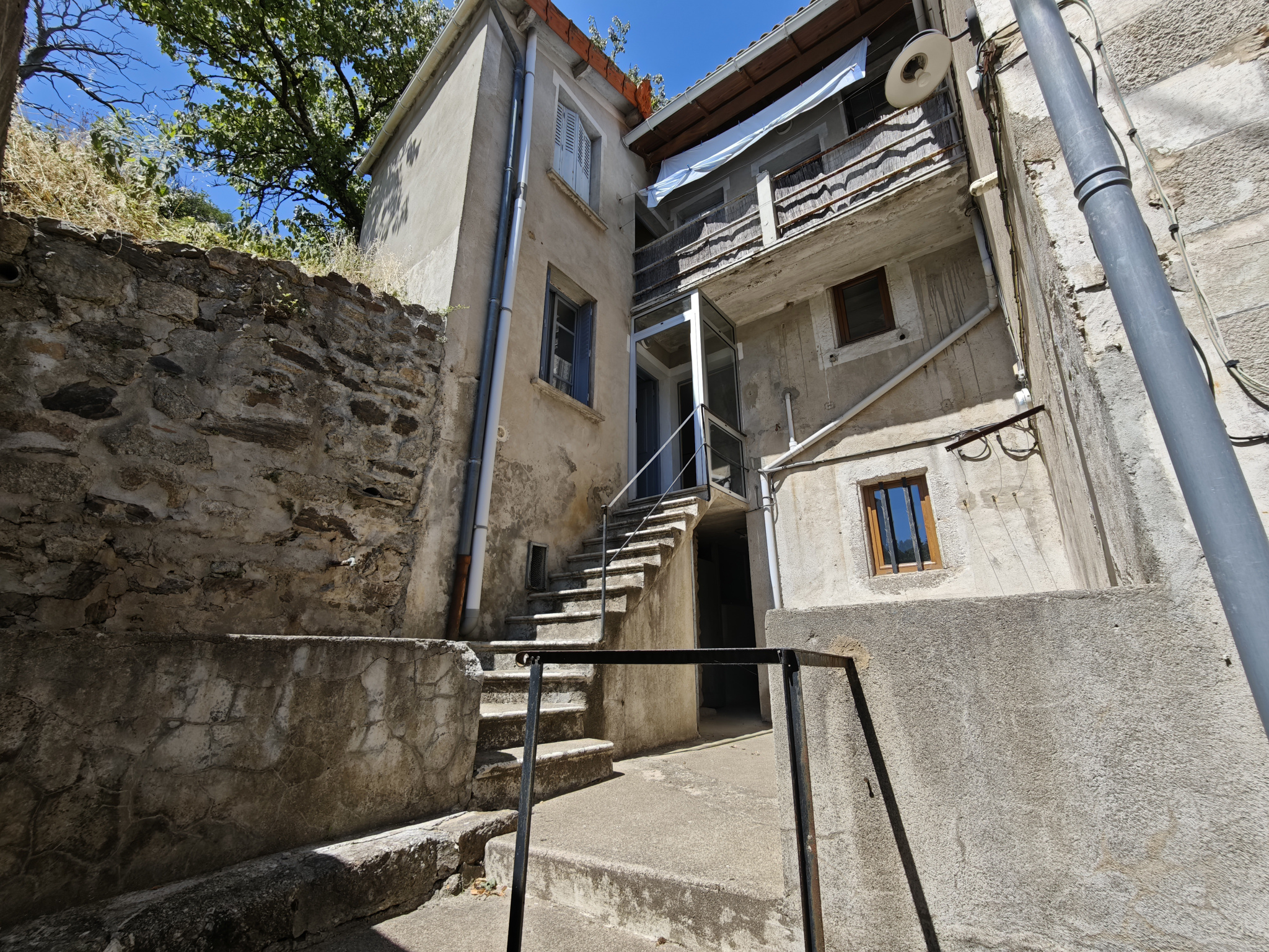 Vialas, ensemble immobilier 2-3 appartements + 2 garages