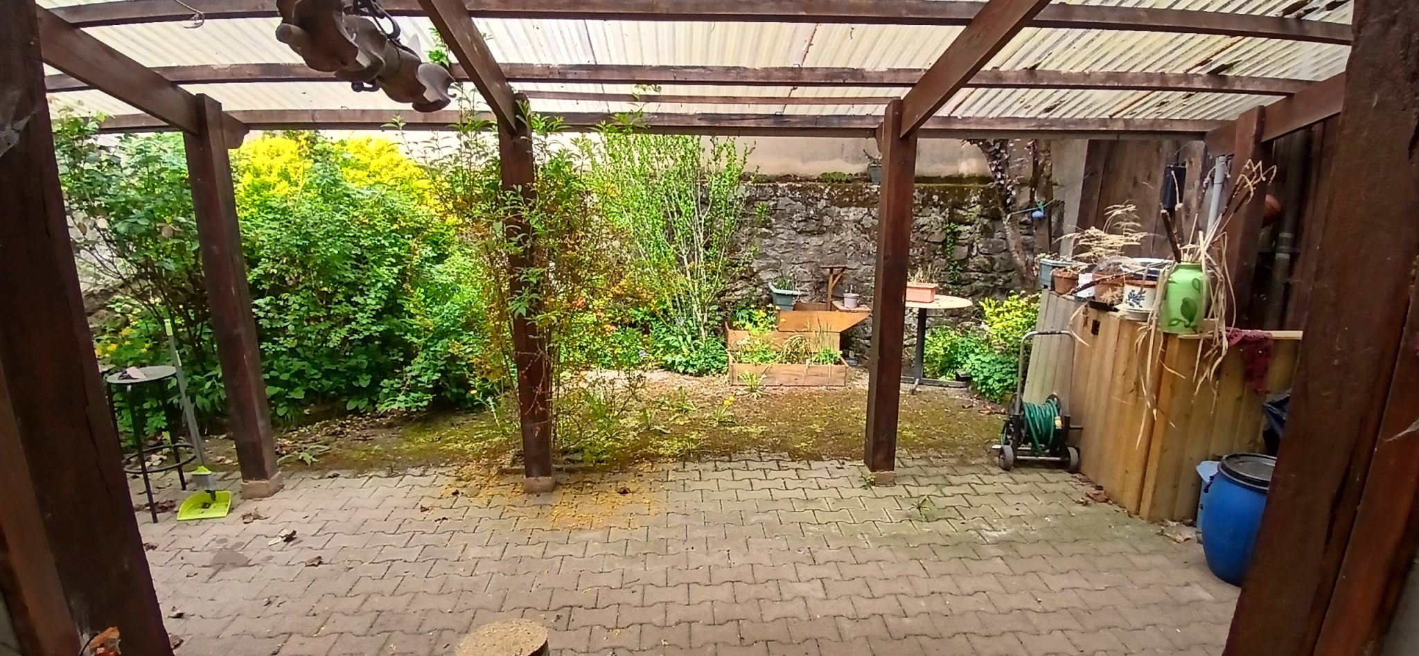 A VENDRE AMBERT PROCHE CENTRE GRANDE MAISON FAMILIALE AVEC COUR ET DEPENDANCE