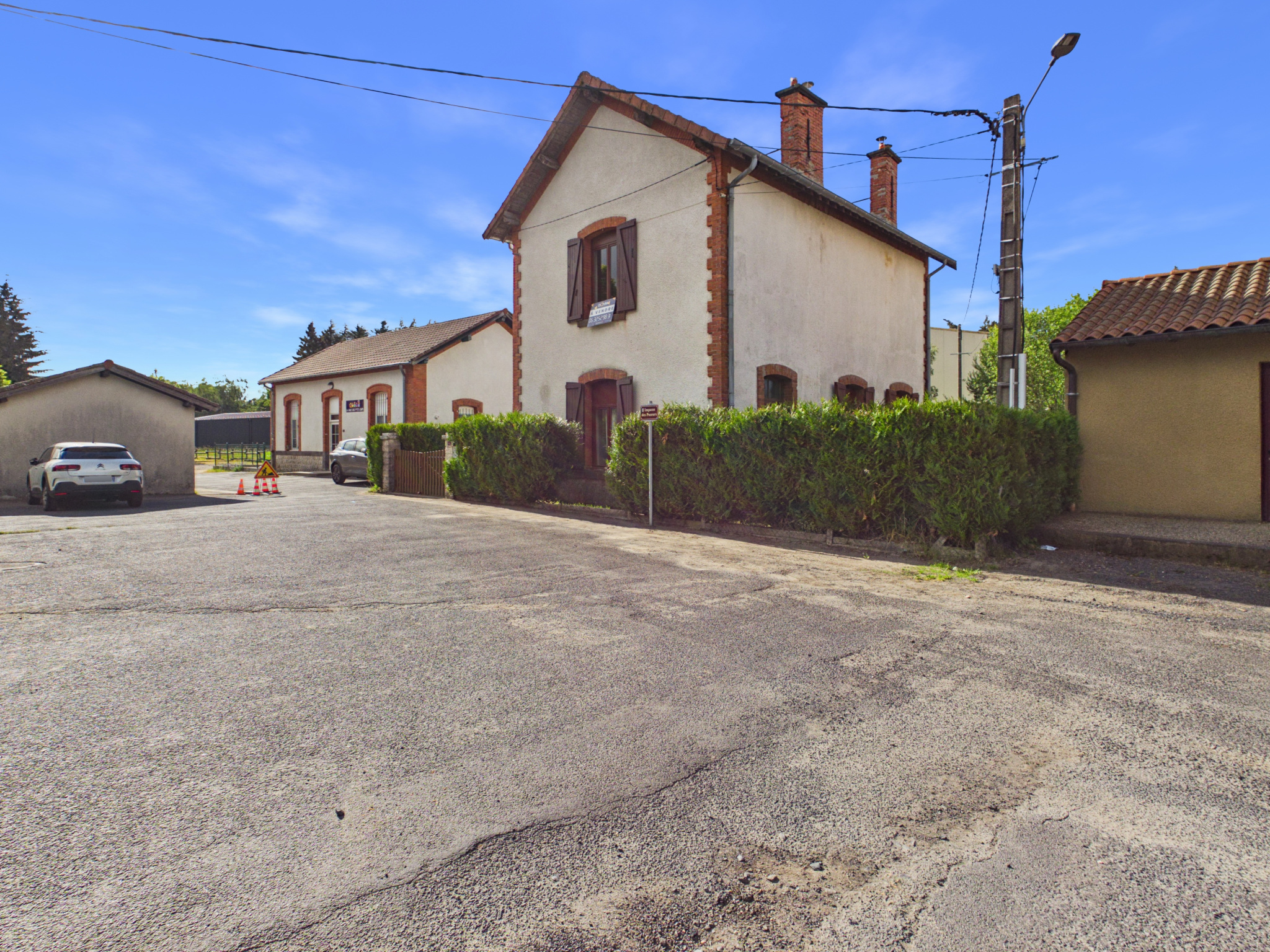 Maison de gare habitable de suite avec terrain