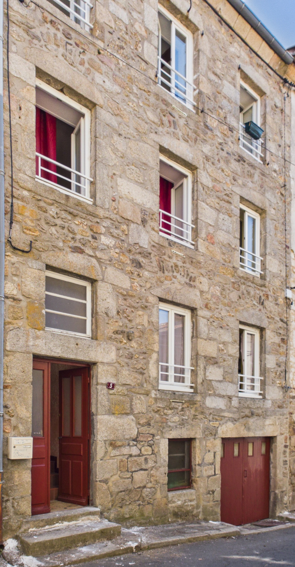 IMMEUBLE AVEC TROIS APPARTEMENTS EN CENTRE BOURG