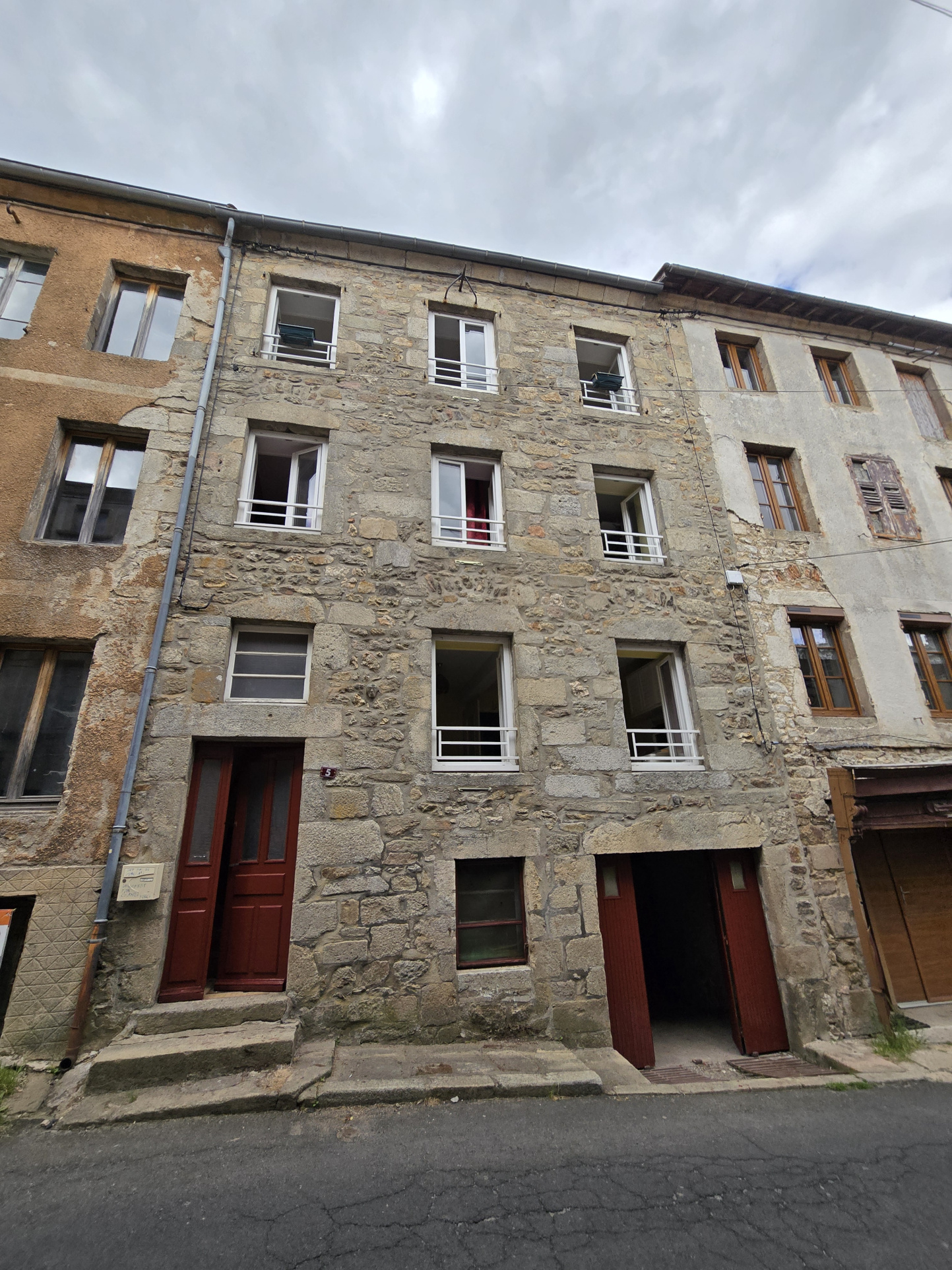 IMMEUBLE AVEC TROIS APPARTEMENTS EN CENTRE BOURG