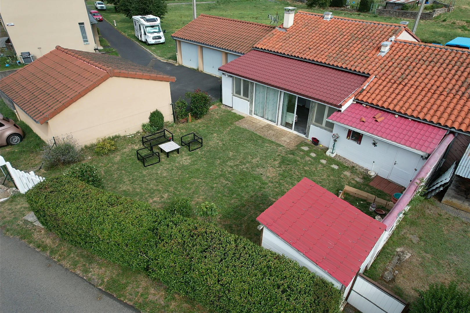 MAISON DE PLAIN-PIED PROCHE CENTRE BOURG AVEC TERRAIN ATTENANT .