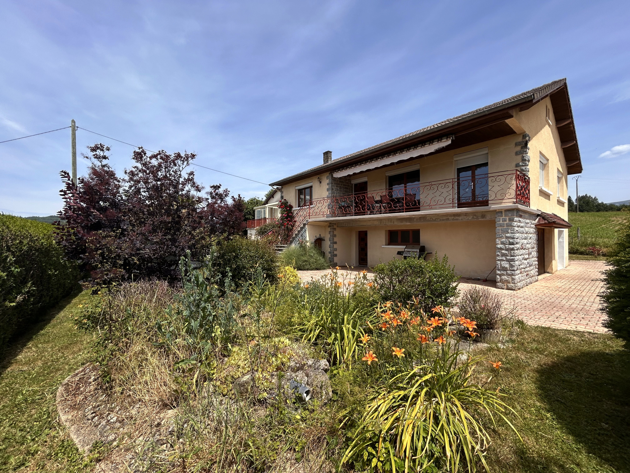 Maison isolé avec garage et appartement sur 8000 m2 de terrain