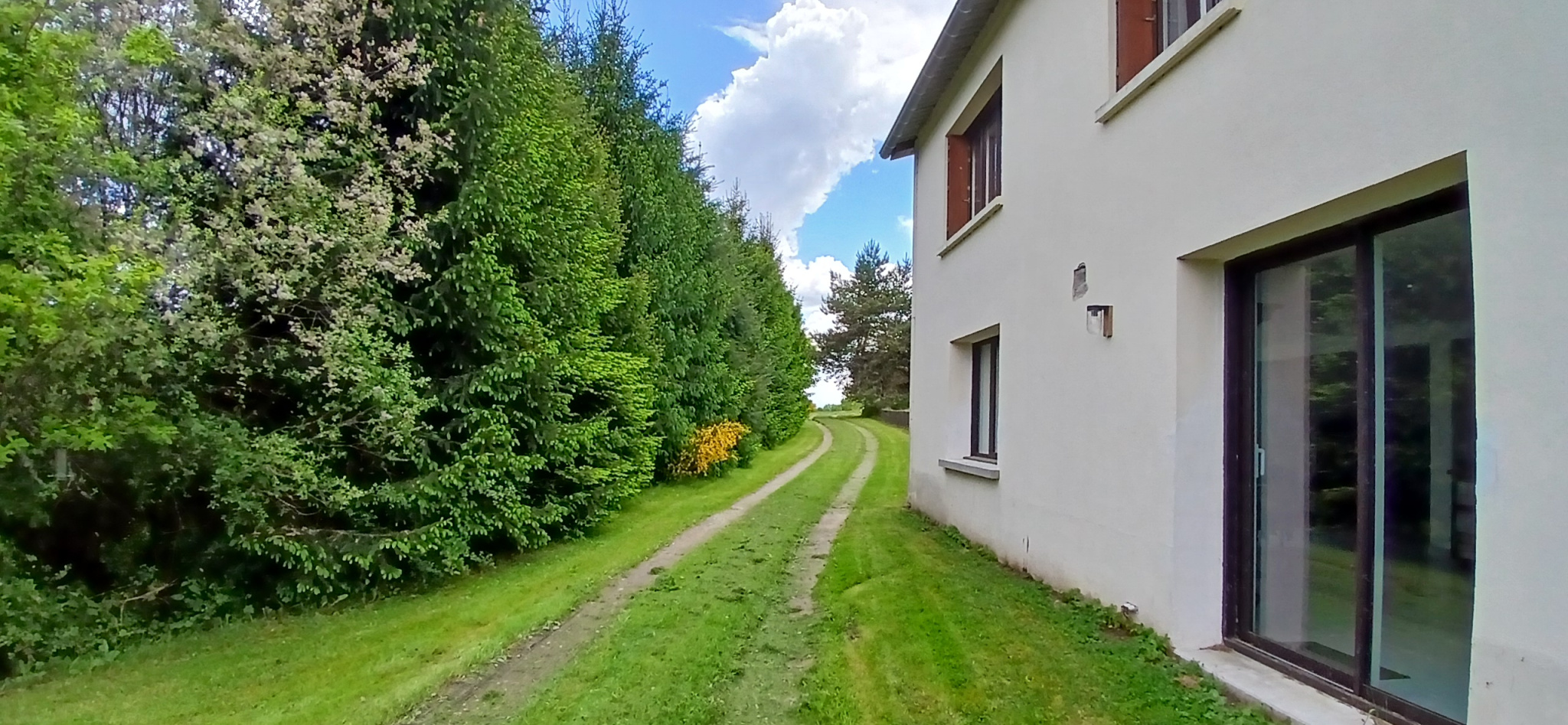 A VENDRE AMBERT MAISON RENOVEE AVEC VUE MAGNIFIQUE , CALME, 5 CHAMBRES
