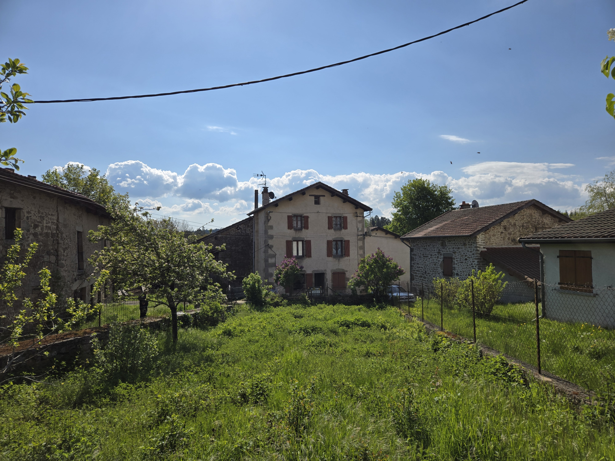 MAISON DE HAMEAU A RENOVER AVEC TERRAIN ET DEPENDANCES