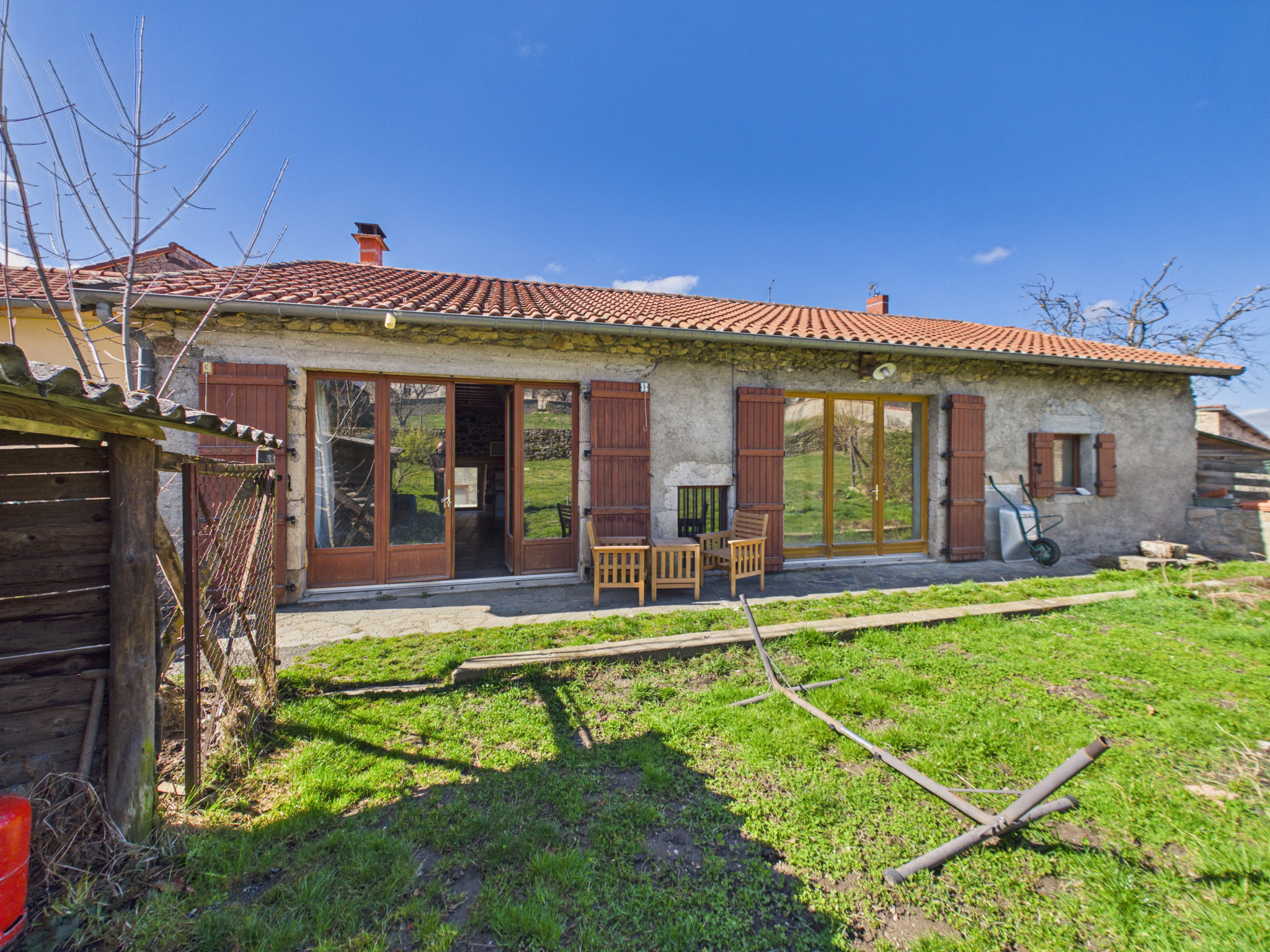 MAISON DE PLAIN-PIED EN CENTRE BOURG AVEC TERRAIN ATTENANT .