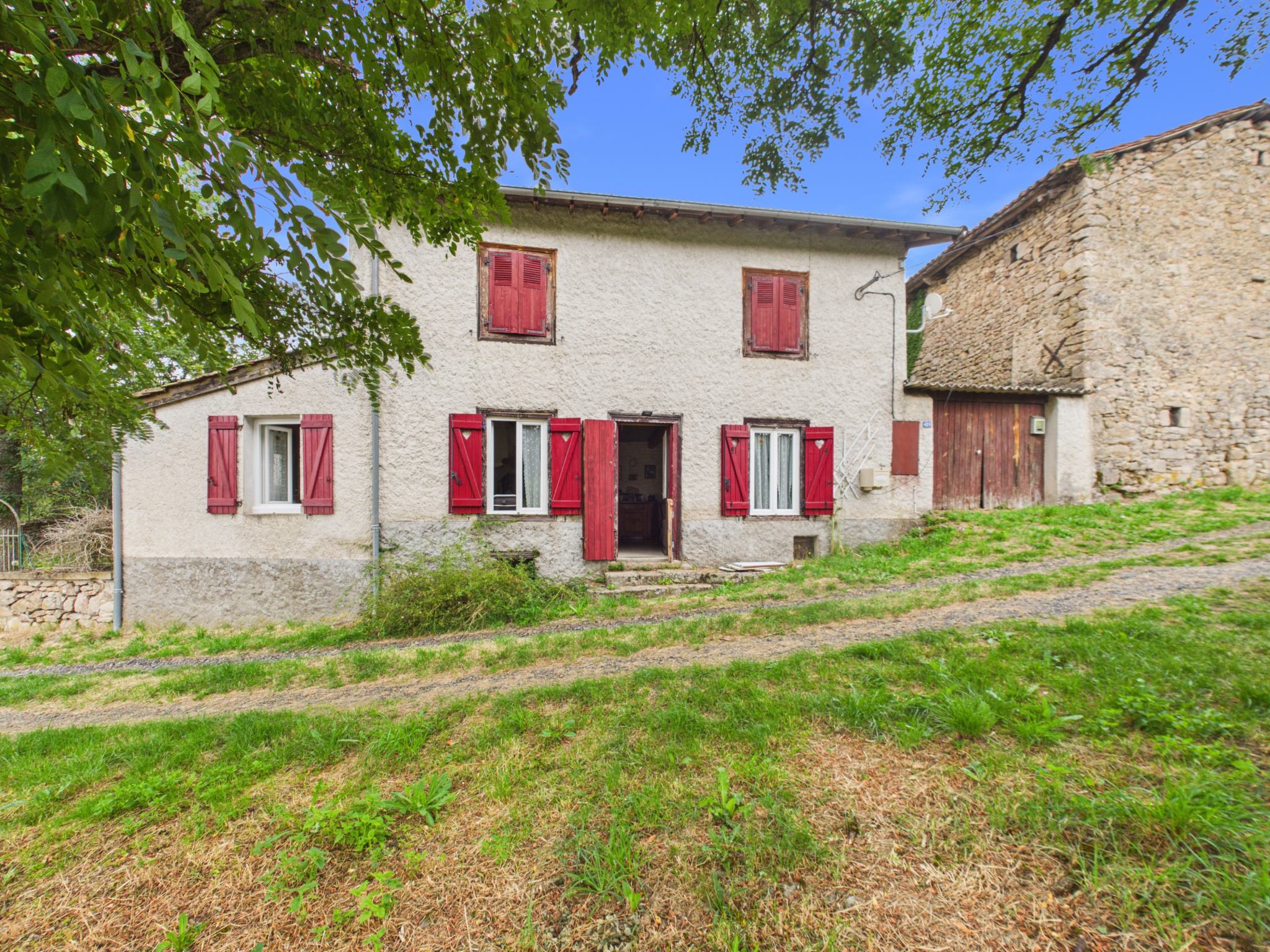 MAISON DE VILLAGE AVEC GARAGE ET PLUS DE 2000 M2 DE TERRAIN