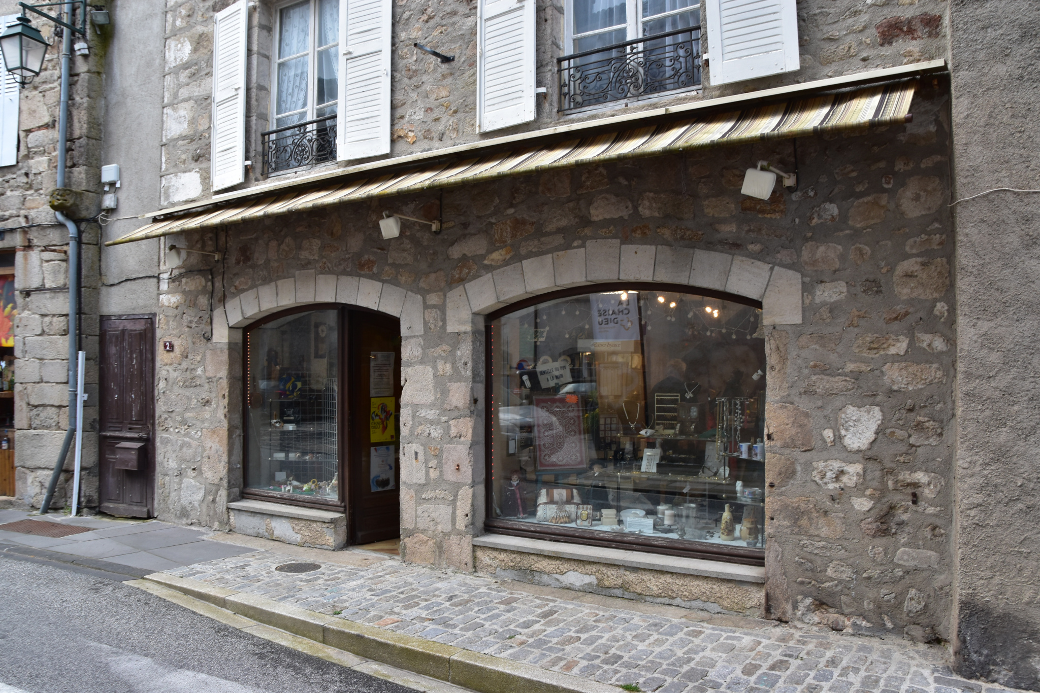 IMMEUBLE A RENOVER AVEC LOCAL COMMERCIAL  .
