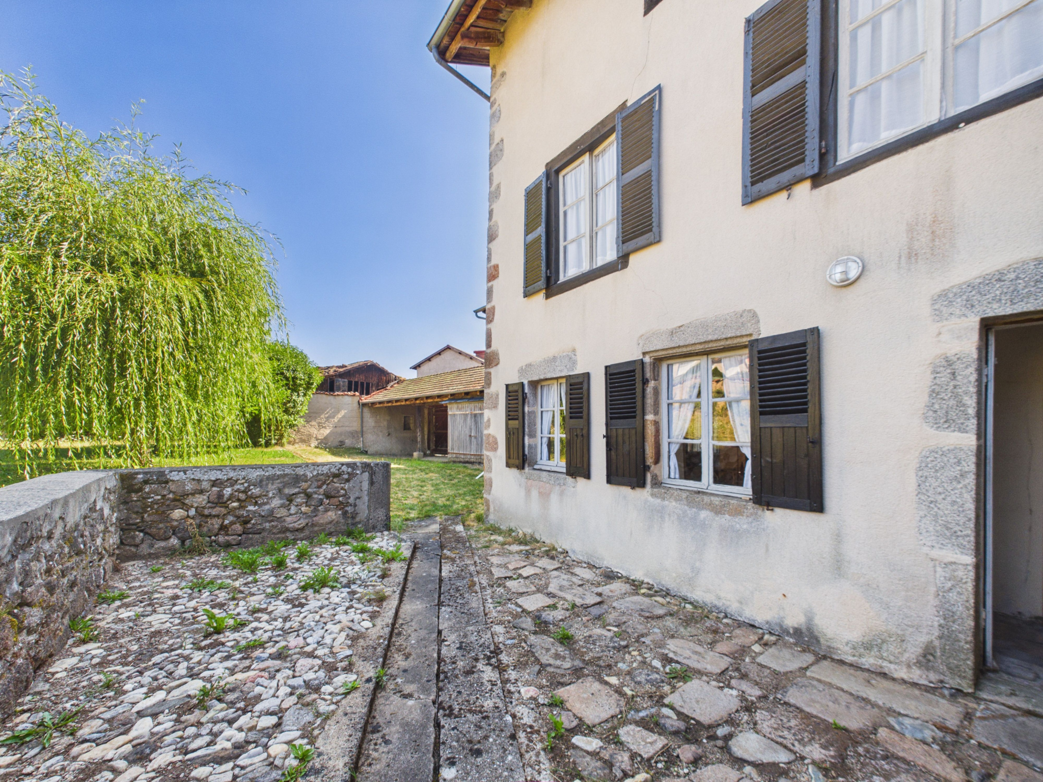 Maison de maître en pierre et son jardin clos de 901 m2.