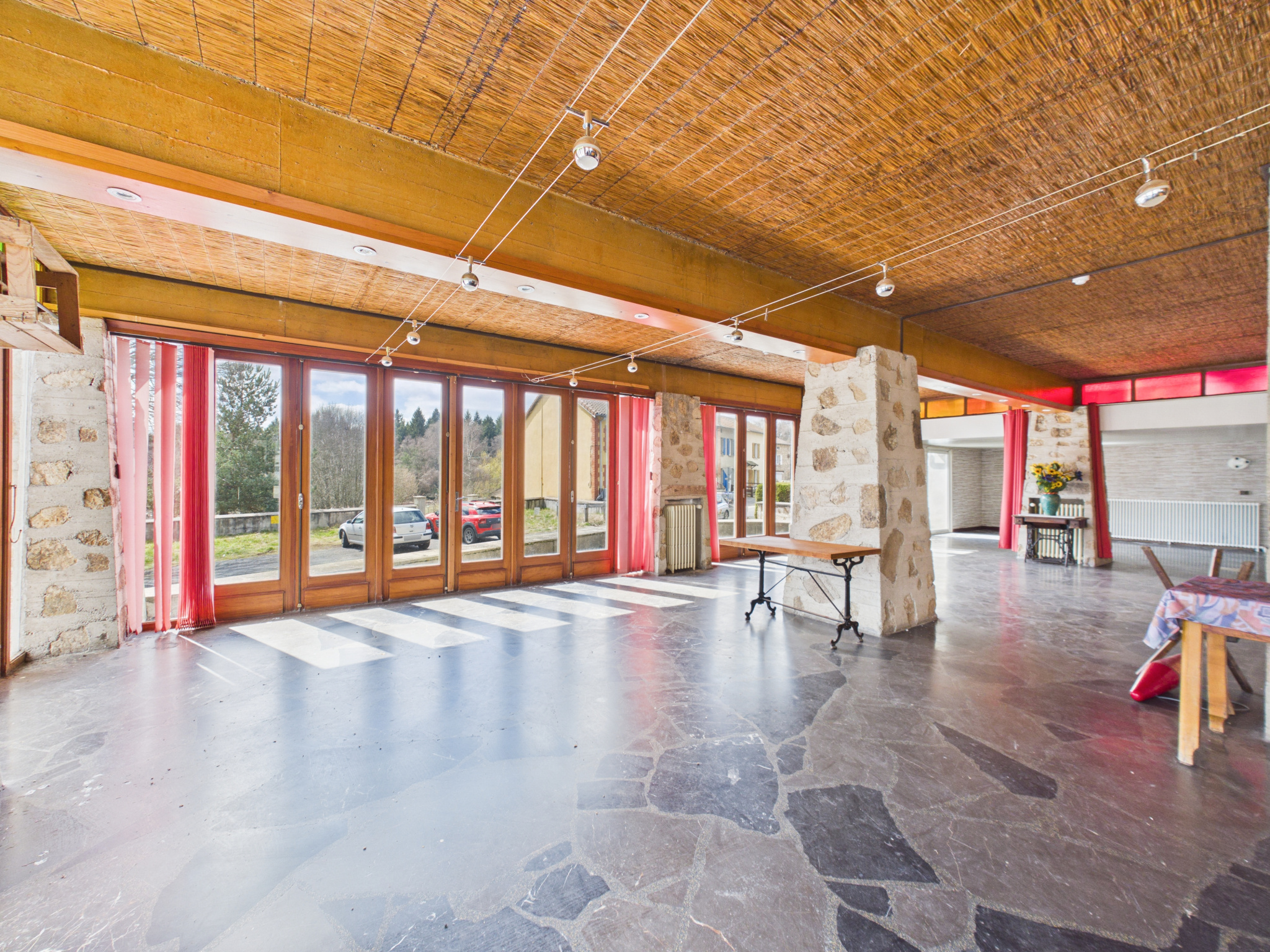 CHALET AVEC 610 M2 HABITABLES SUR TERRAIN ATTENANT . ANCIEN HOTEL RESTAURANT