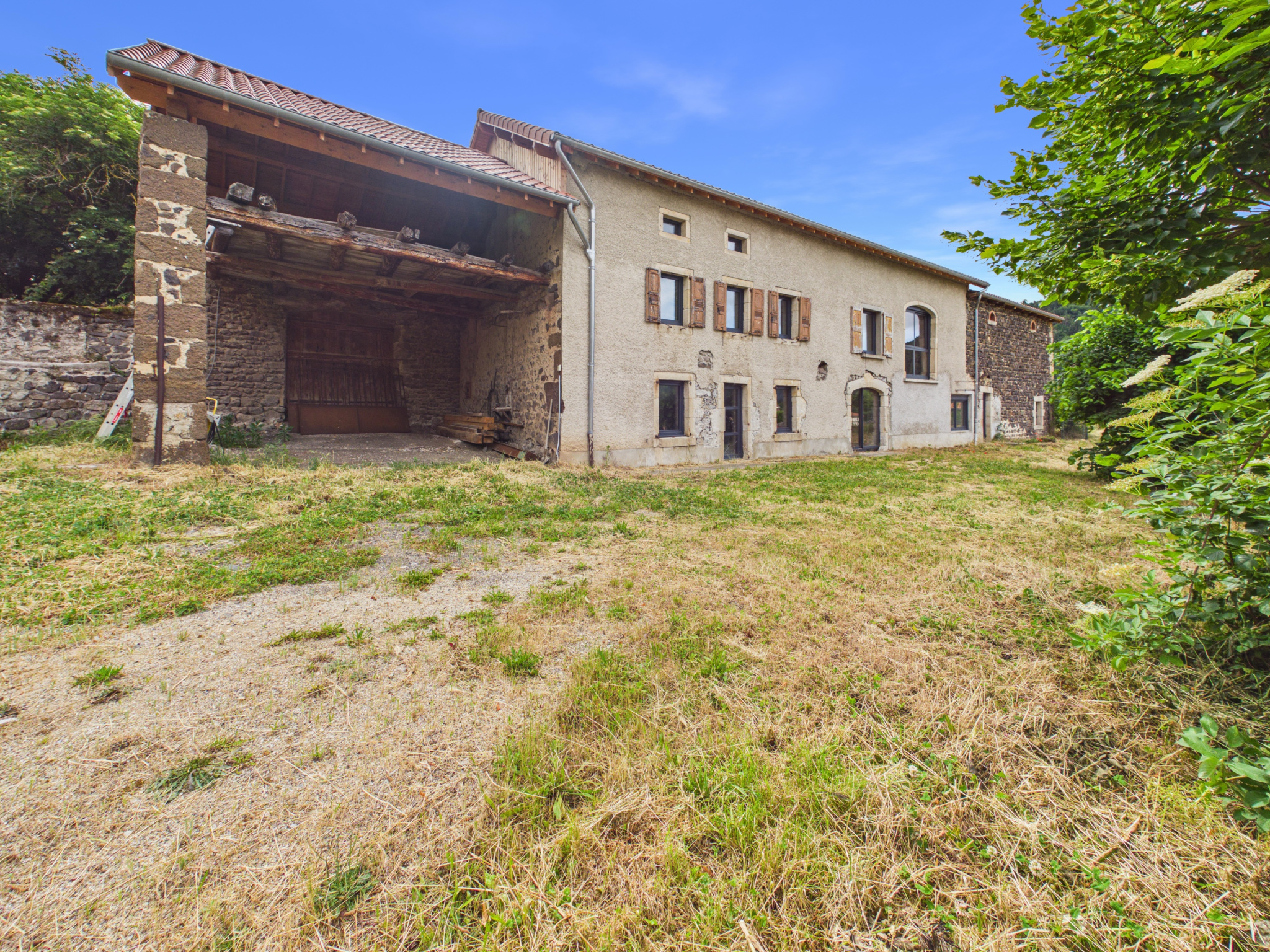 MAISON EN PIERRES AVEC DEPENDANCES ET JARDIN
