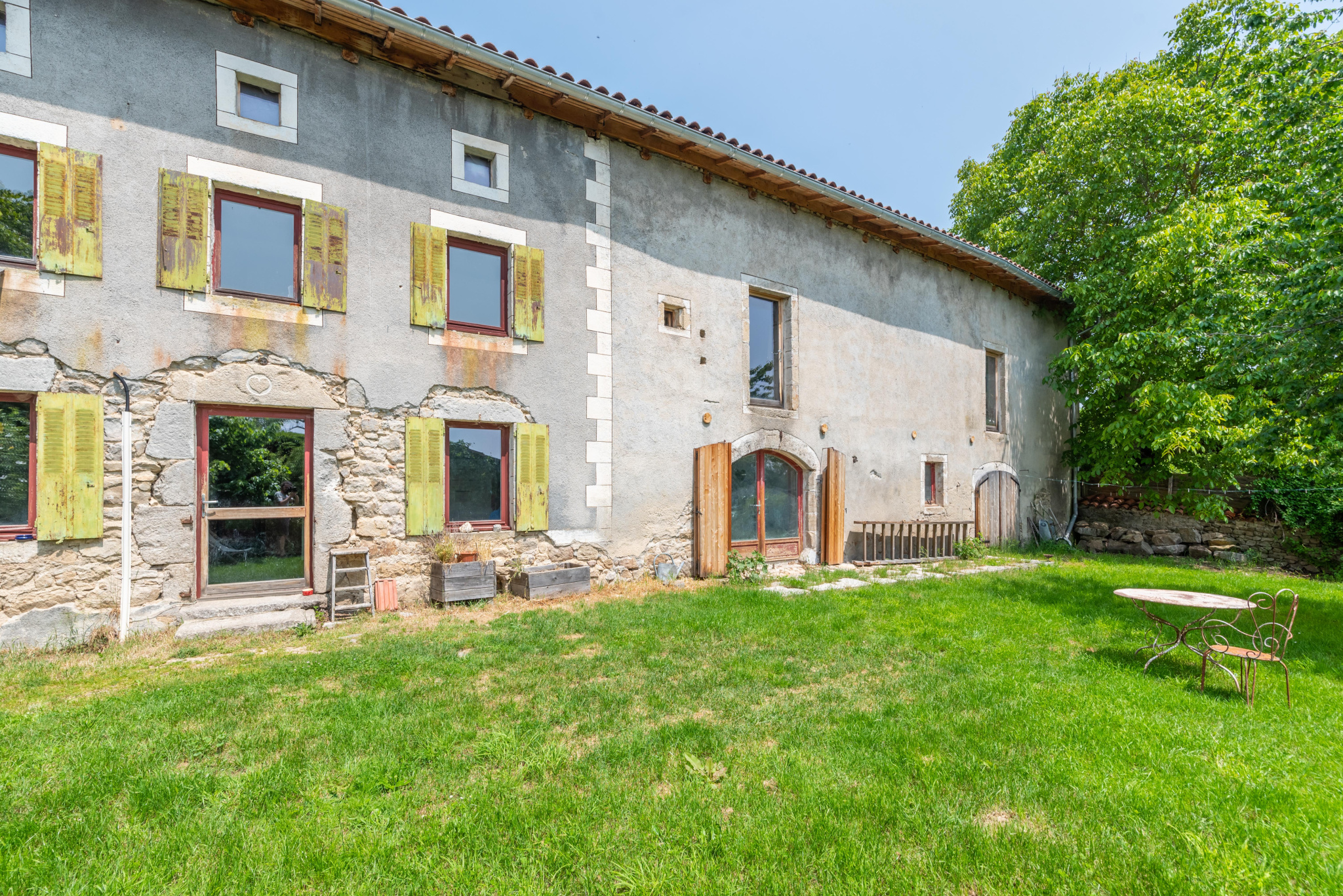 Charmante maison avec jardin arboré et dépendance