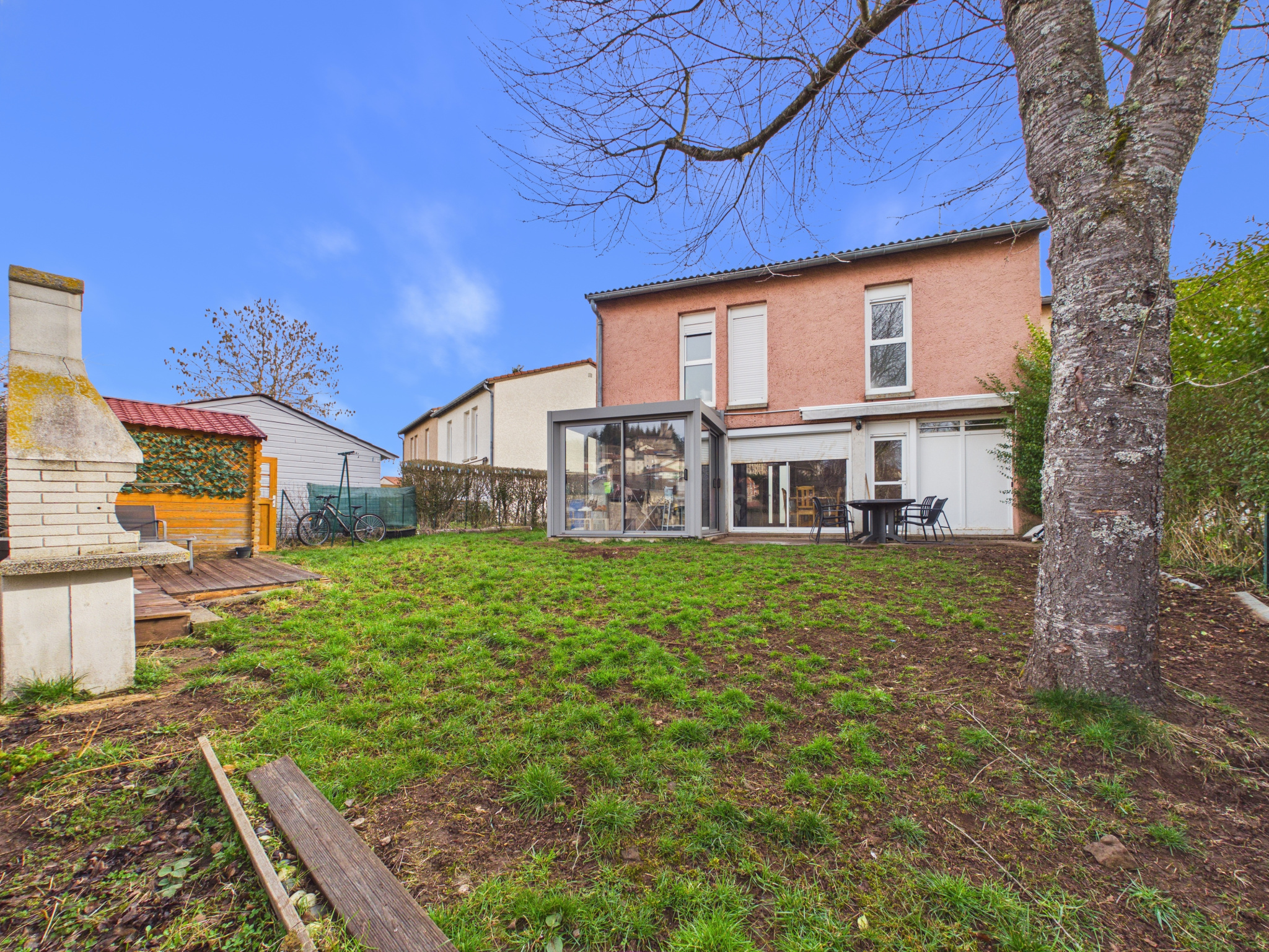 VILLA  AVEC JARDIN ET GARAGE